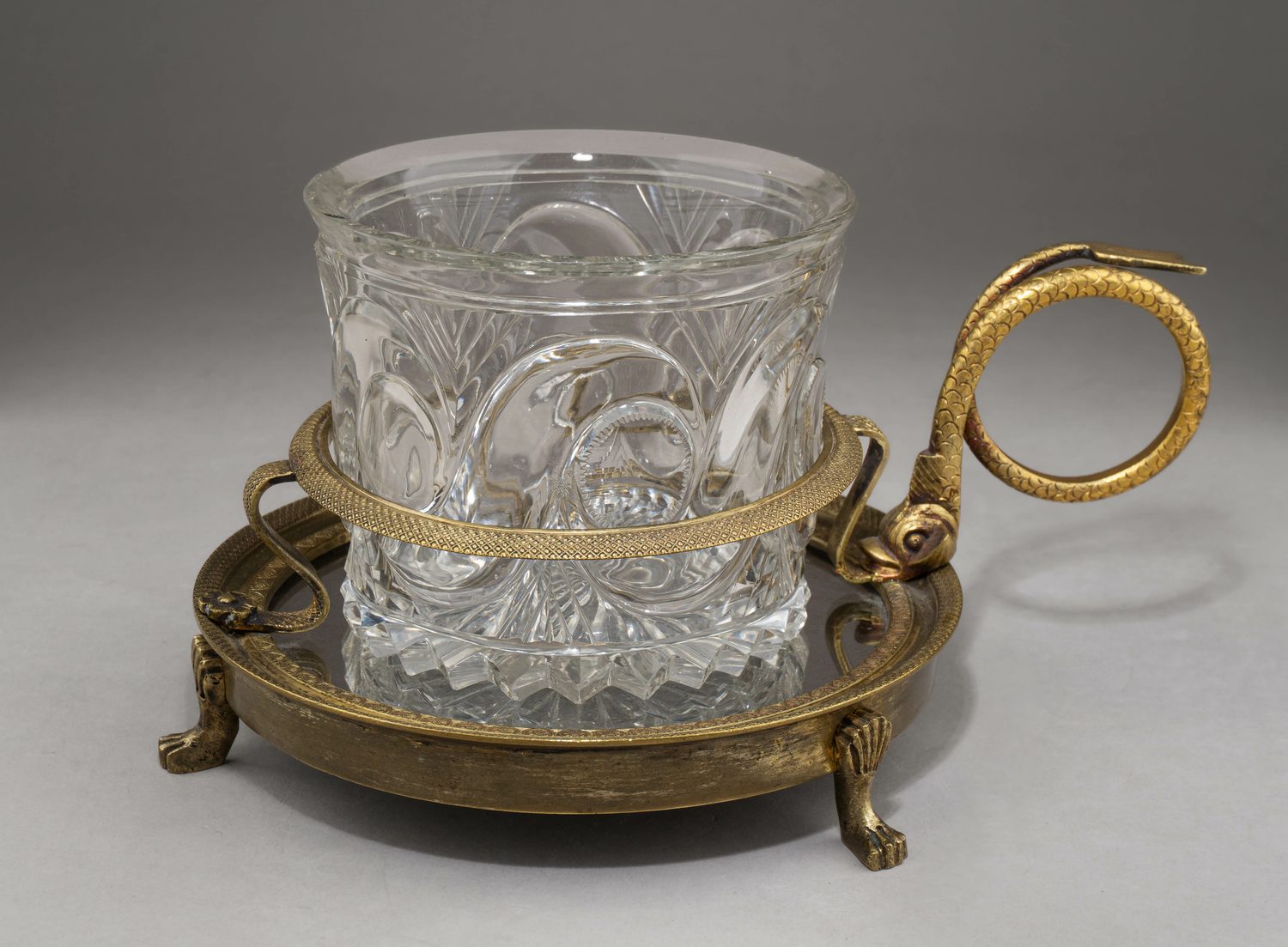 (Ампир) Подстаканник с ручкой «дельфином». 
Россия, 1820-30-е годы.