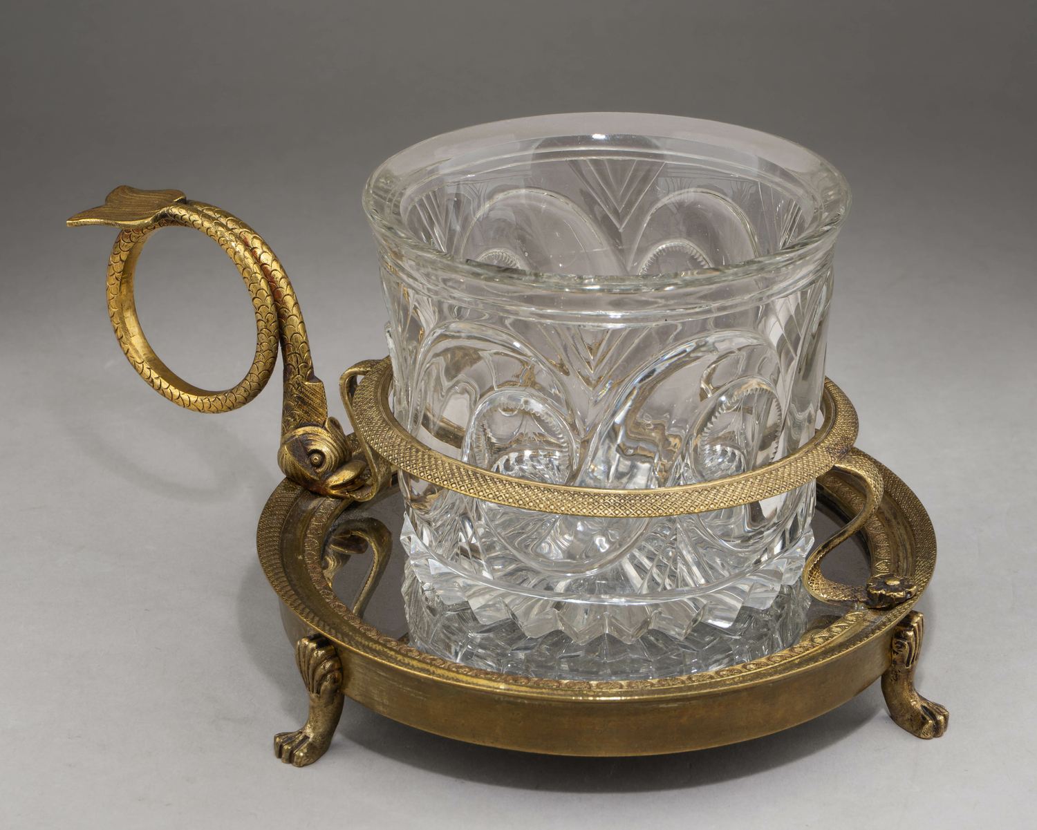 (Ампир) Подстаканник с ручкой «дельфином». 
Россия, 1820-30-е годы.