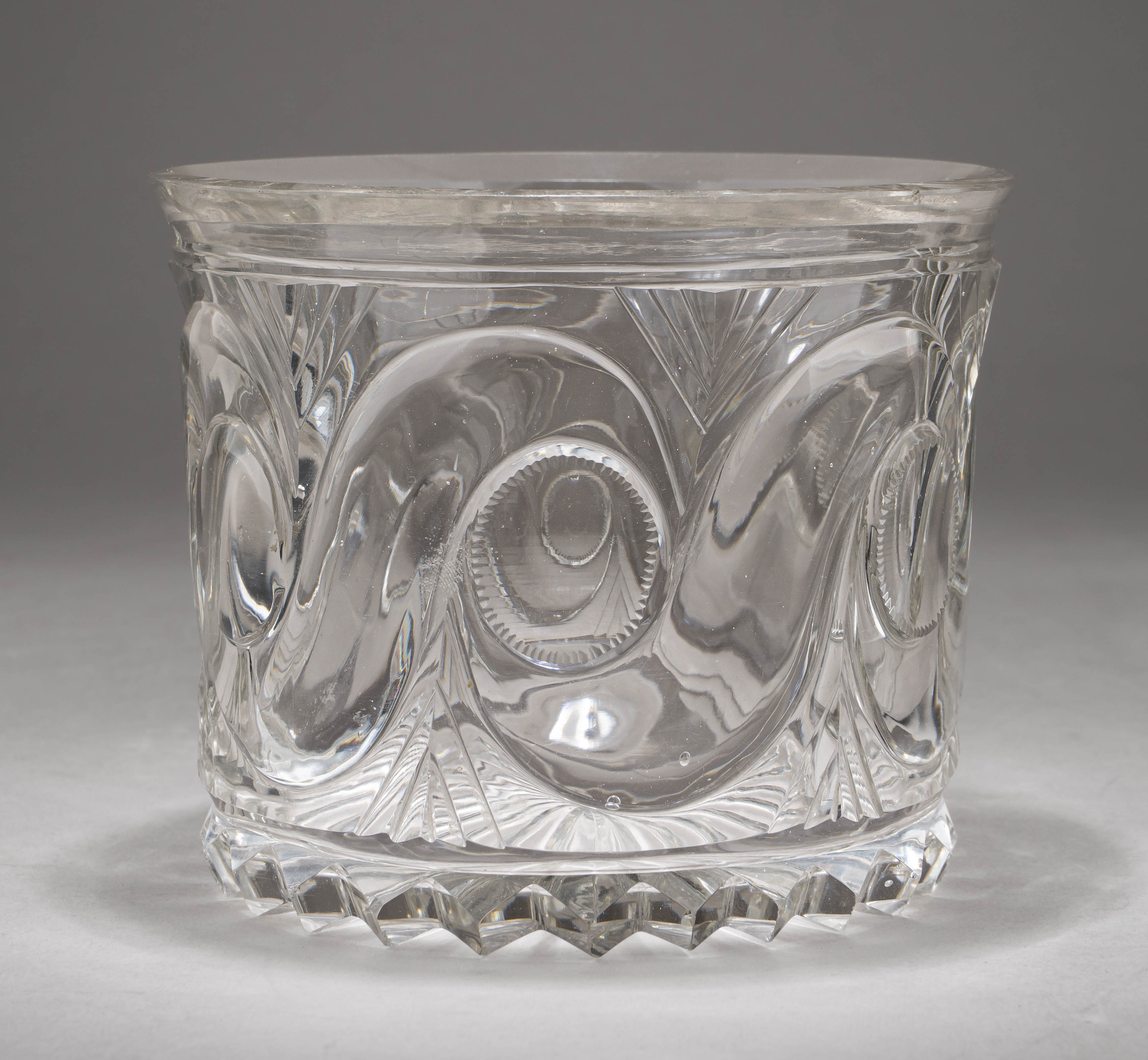 (Ампир) Подстаканник с ручкой «дельфином». 
Россия, 1820-30-е годы.