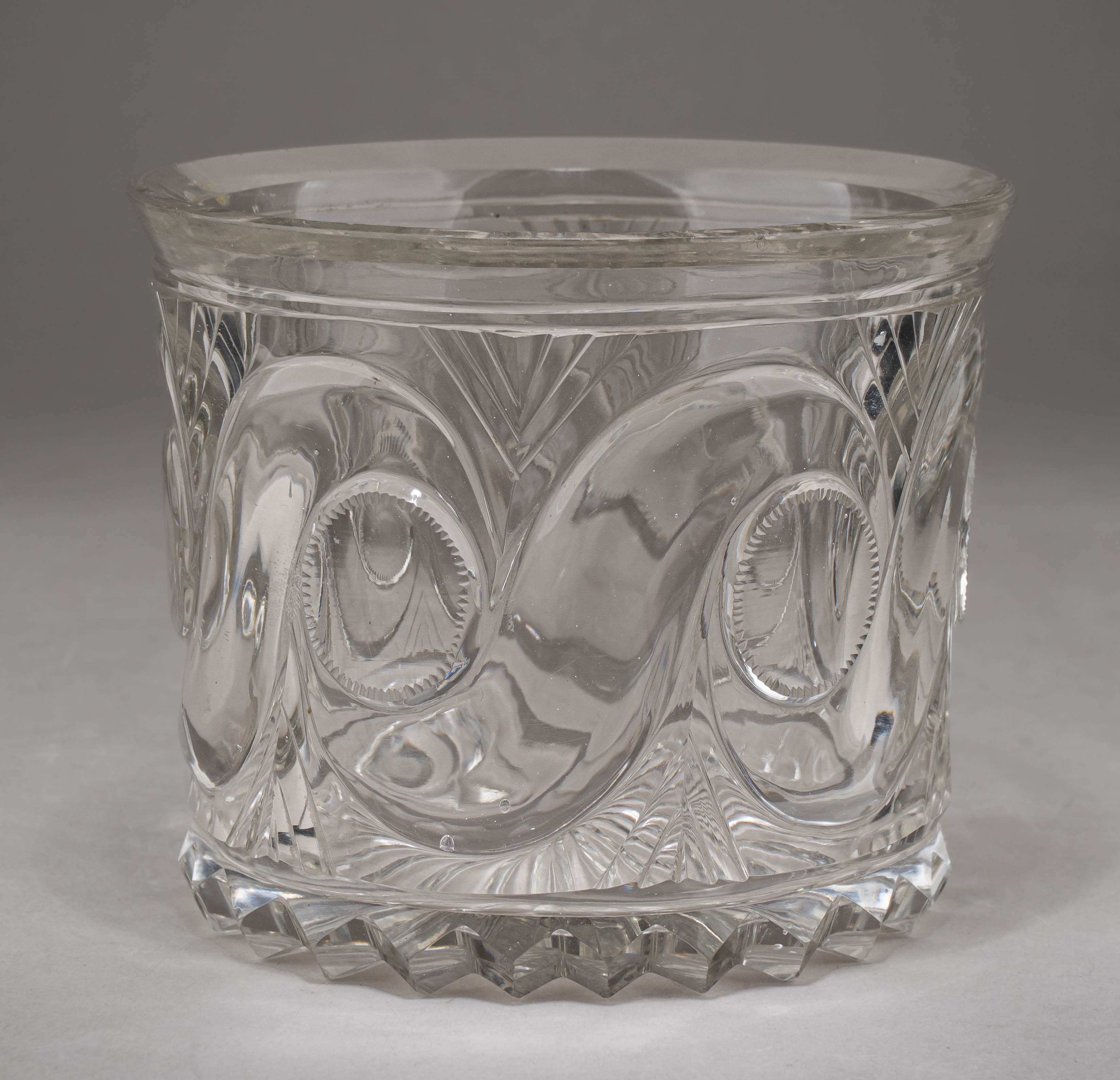 (Ампир) Подстаканник с ручкой «дельфином». 
Россия, 1820-30-е годы.