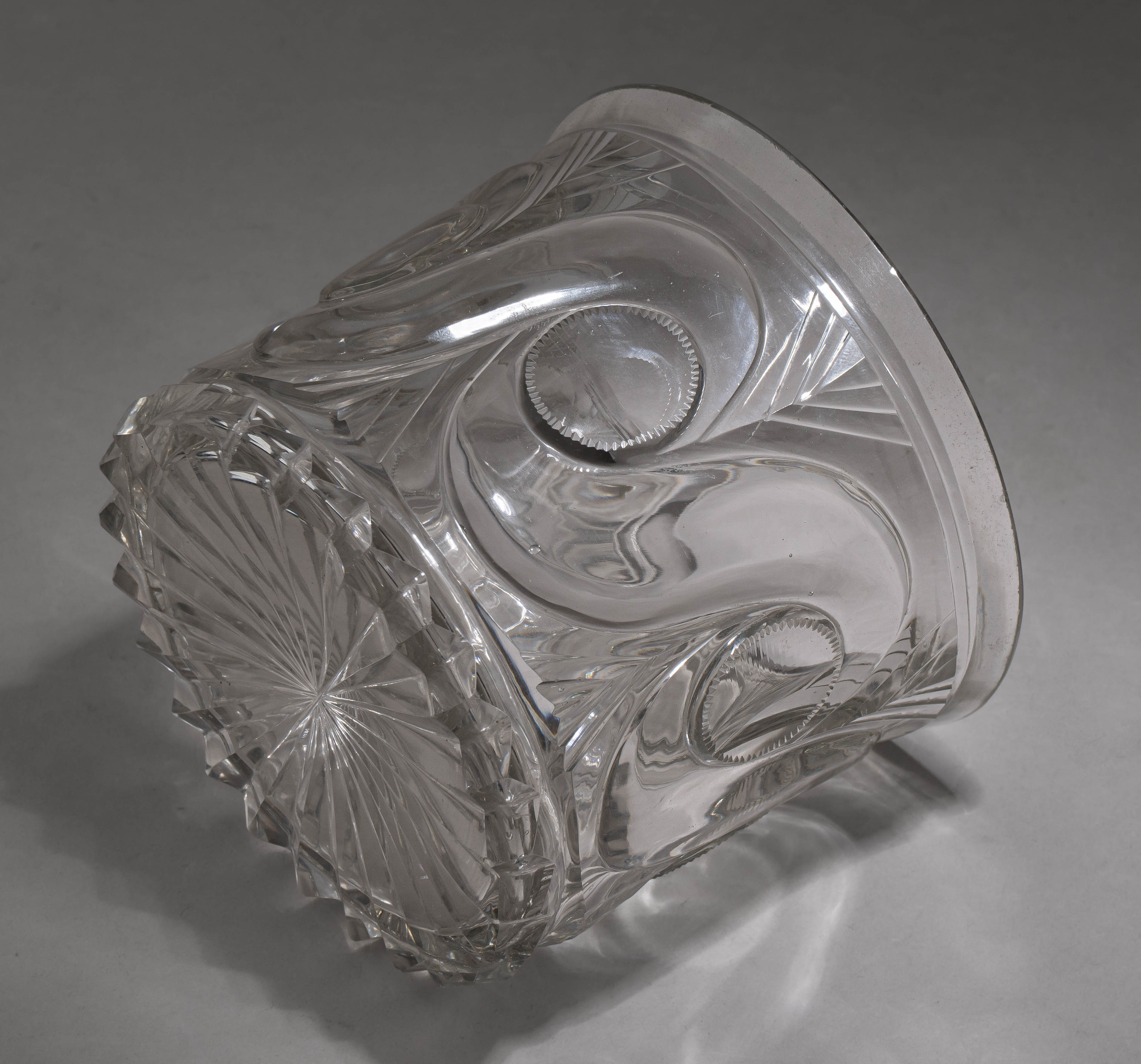 (Ампир) Подстаканник с ручкой «дельфином». 
Россия, 1820-30-е годы.