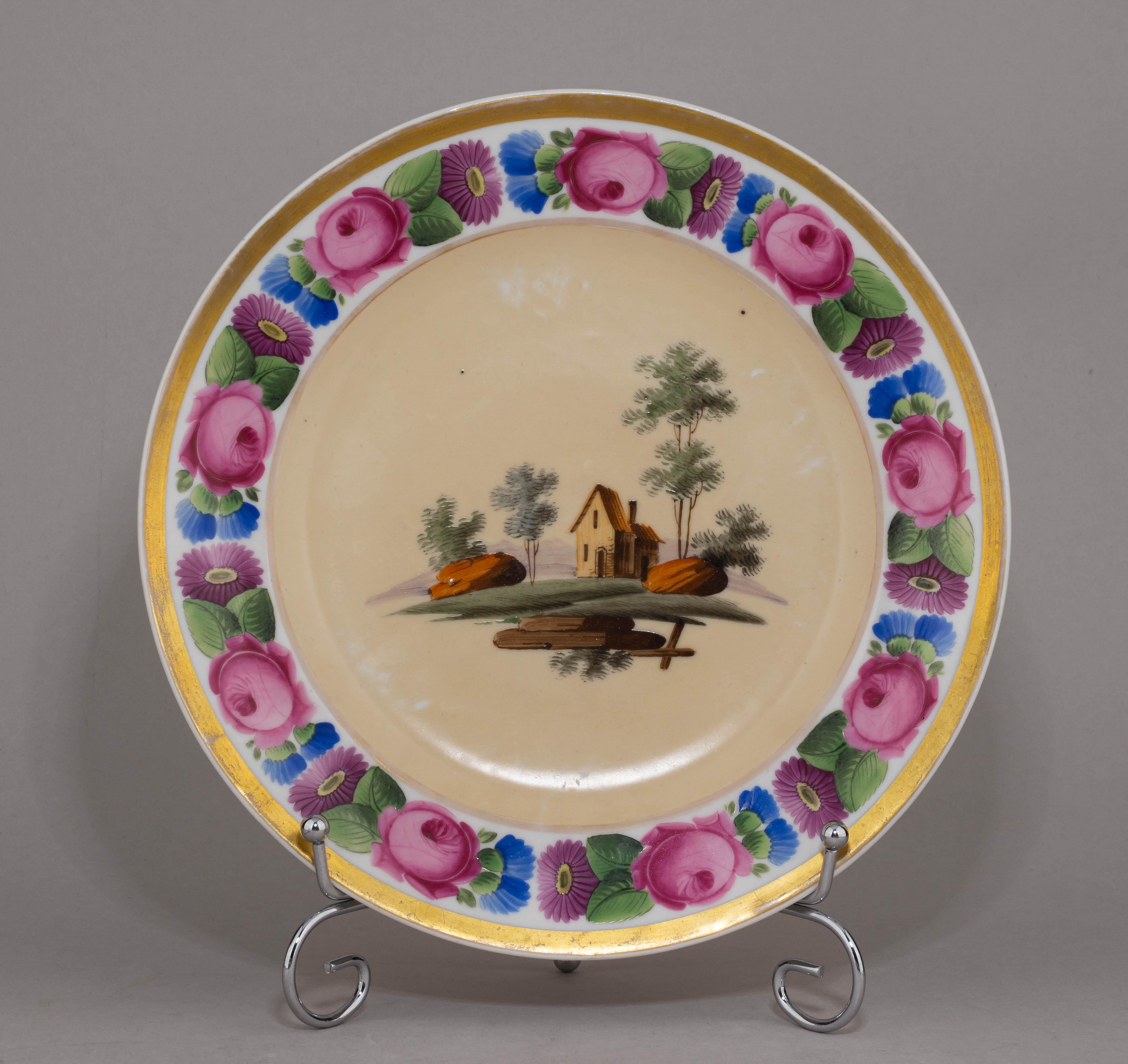 (Попов) Тарелка с изображением пейзажа и цветочного борта. 
Россия, завод А.Г. Попова, 1810–1830-е годы.