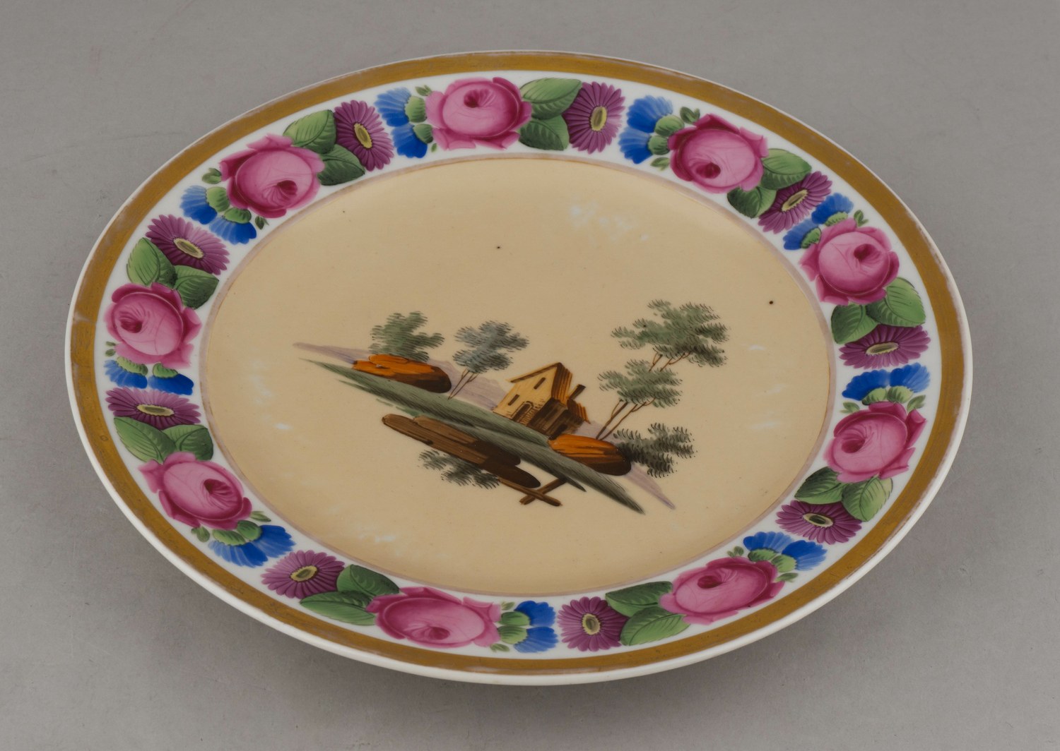 (Попов) Тарелка с изображением пейзажа и цветочного борта. 
Россия, завод А.Г. Попова, 1810–1830-е годы.