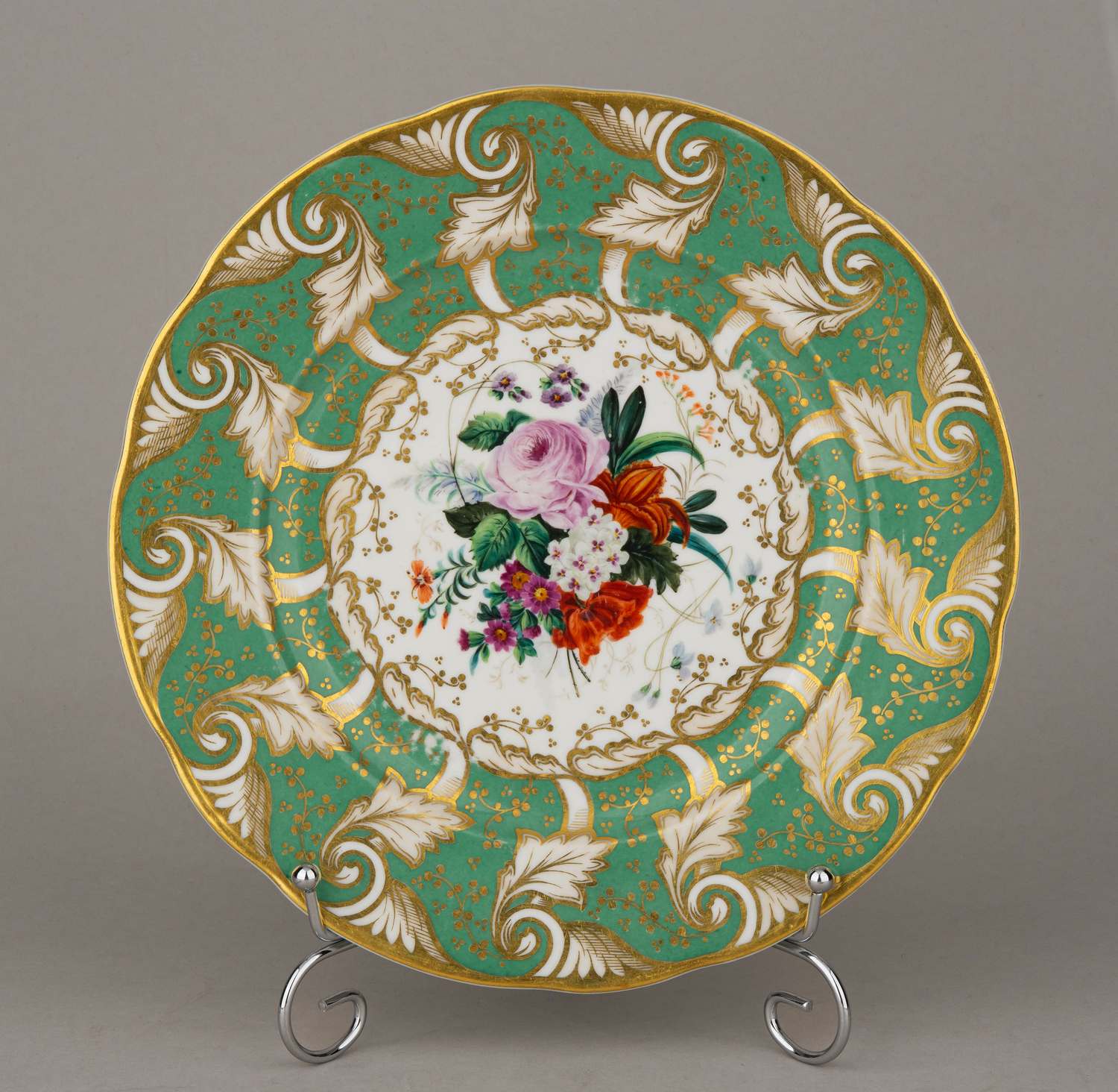 (ИФЗ) Тарелка с зеленым бортом и  изображением цветов.
Россия, Императорский фарфоровый завод, 1840-е годы.