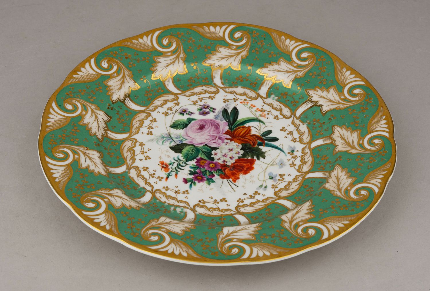 (ИФЗ) Тарелка с зеленым бортом и  изображением цветов.
Россия, Императорский фарфоровый завод, 1840-е годы.