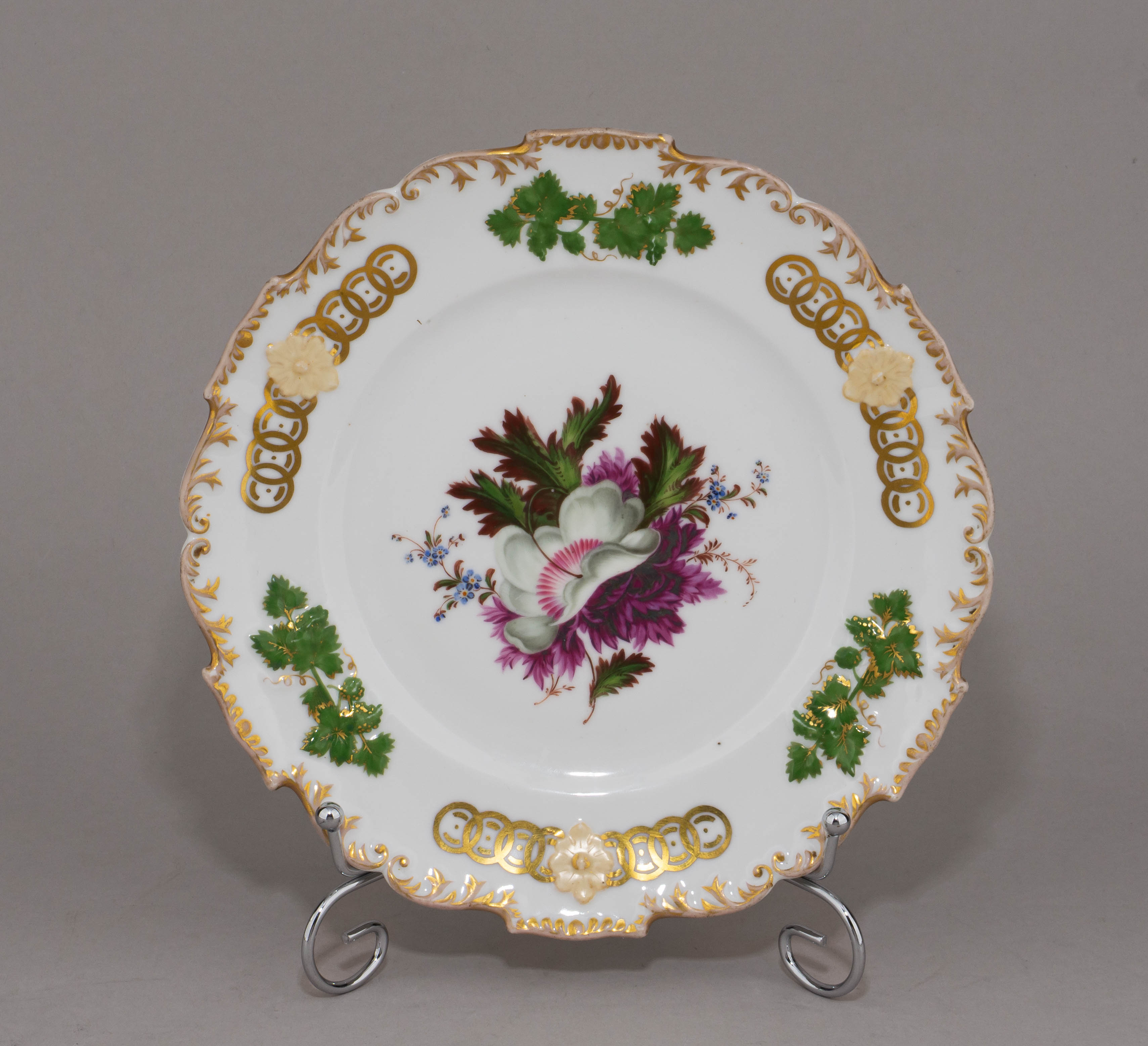 (Попов) Тарелка с рельефом и цветочной композицией. 
Россия, завод А.Г. Попова, 1810–1860-е годы.