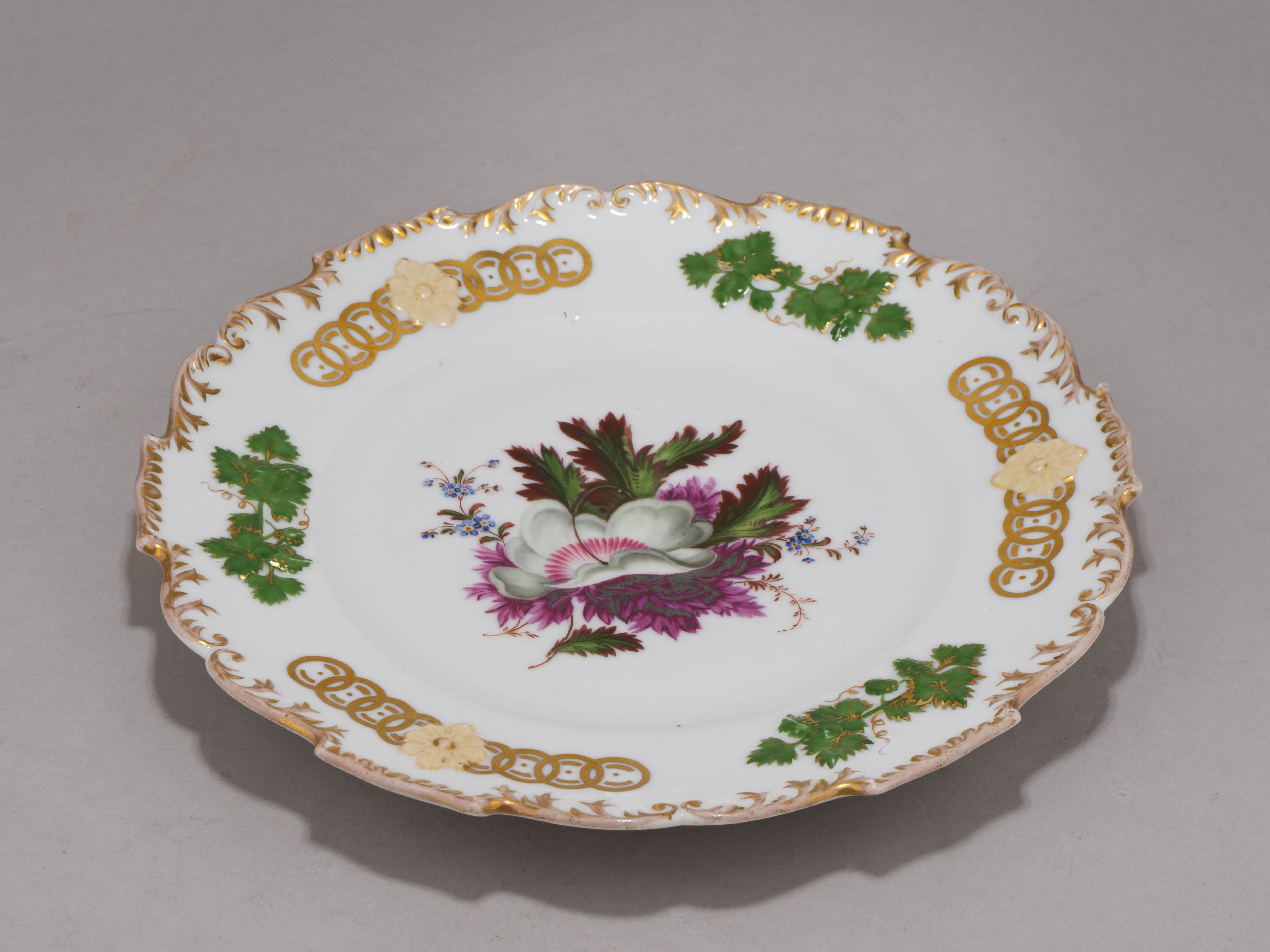 (Попов) Тарелка с рельефом и цветочной композицией. 
Россия, завод А.Г. Попова, 1810–1860-е годы.