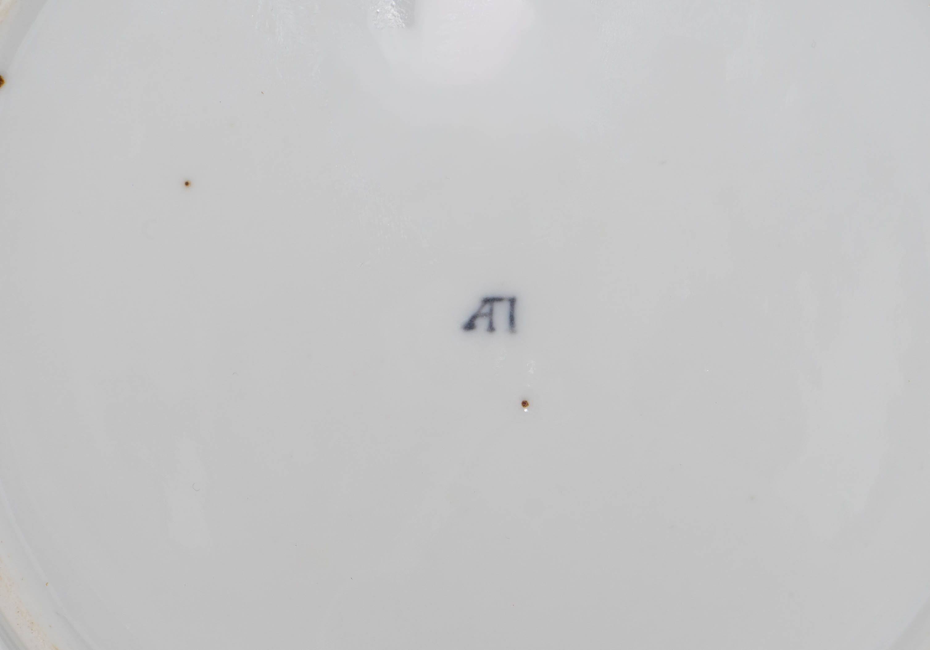 (Попов) Тарелка с рельефом и цветочной композицией. 
Россия, завод А.Г. Попова, 1810–1860-е годы.