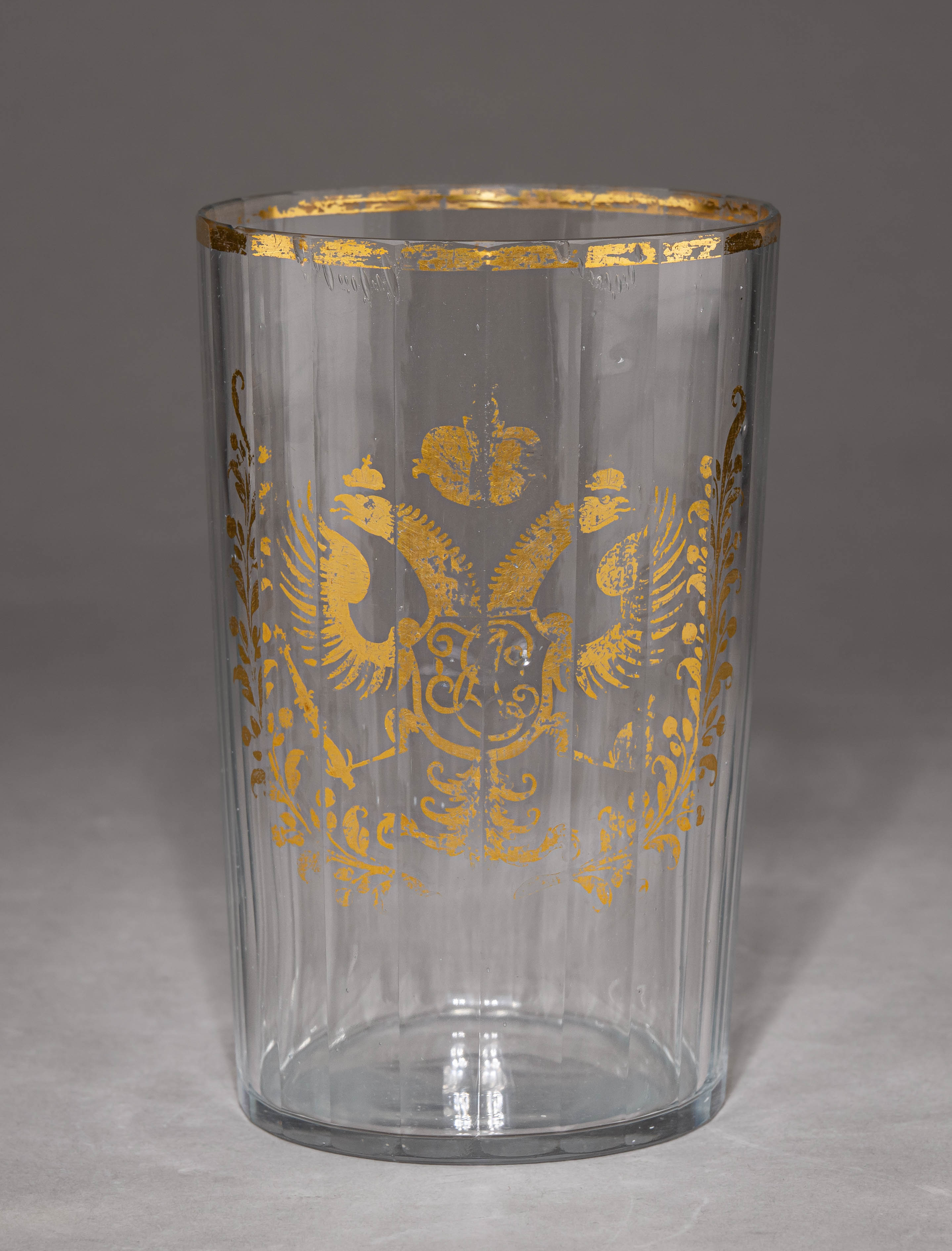 Стакан с вензелем Екатерины II с изображением двуглавого орла.
Россия, Потемкинский стеклянный завод, 1790-е годы.