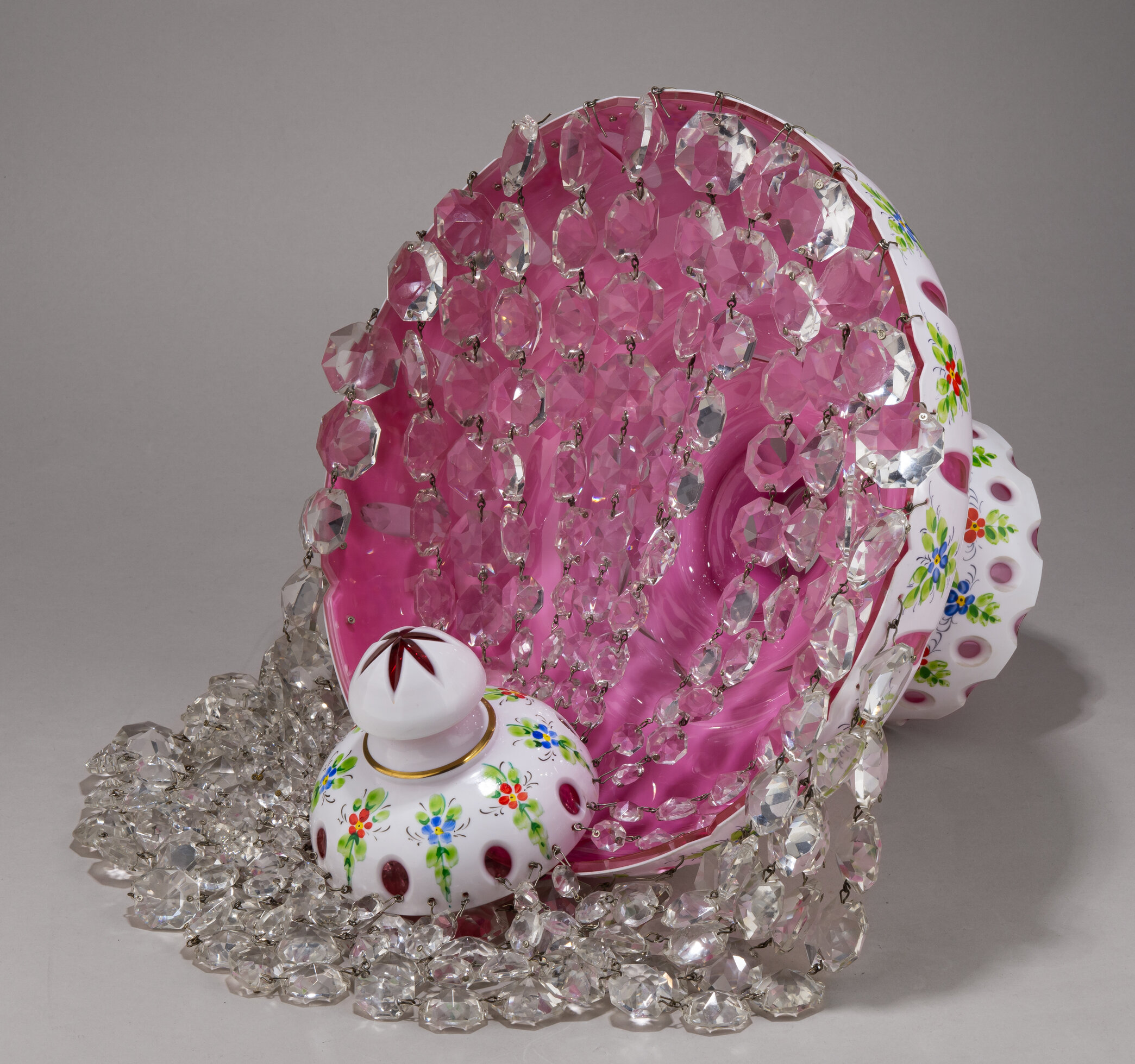 Люстра с цветочной росписью и хрустальными подвесками. Чехословакия, 1950-60-е годы.