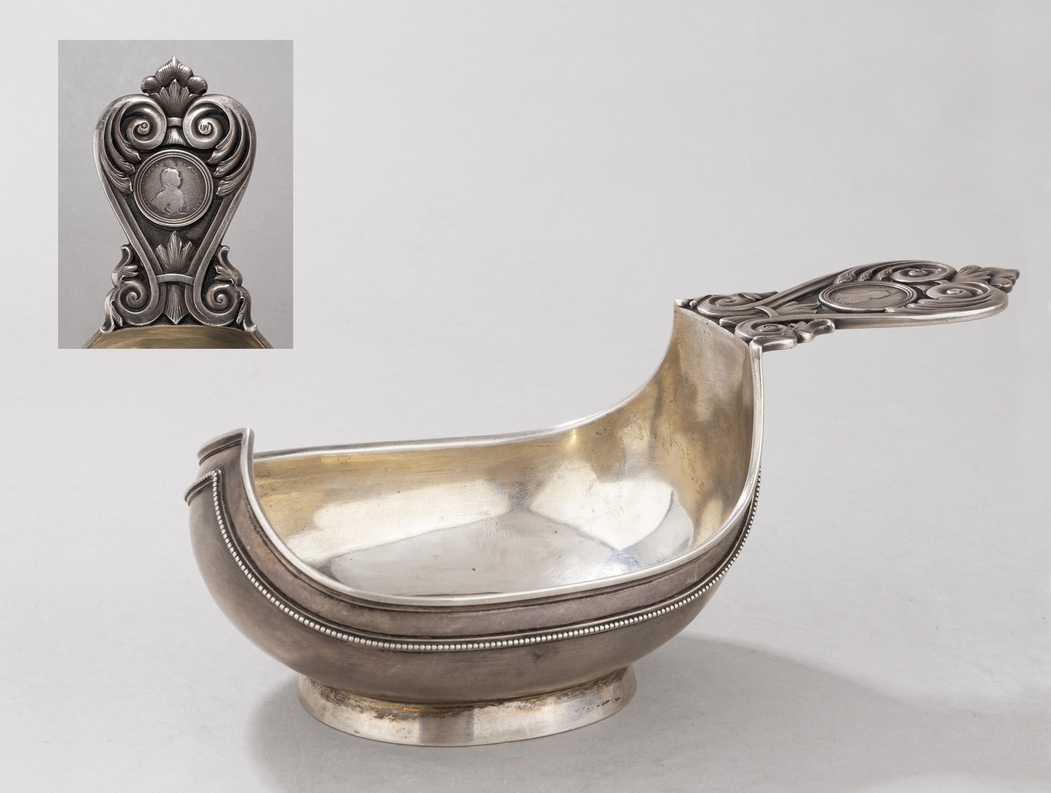 (Фаберже. Вякева). Ковш инкрустированный  гривенником 1752 года.
Санкт-Петербург, фирма «Фаберже», мастерская Александра Вякева, 1908–1917 гг.