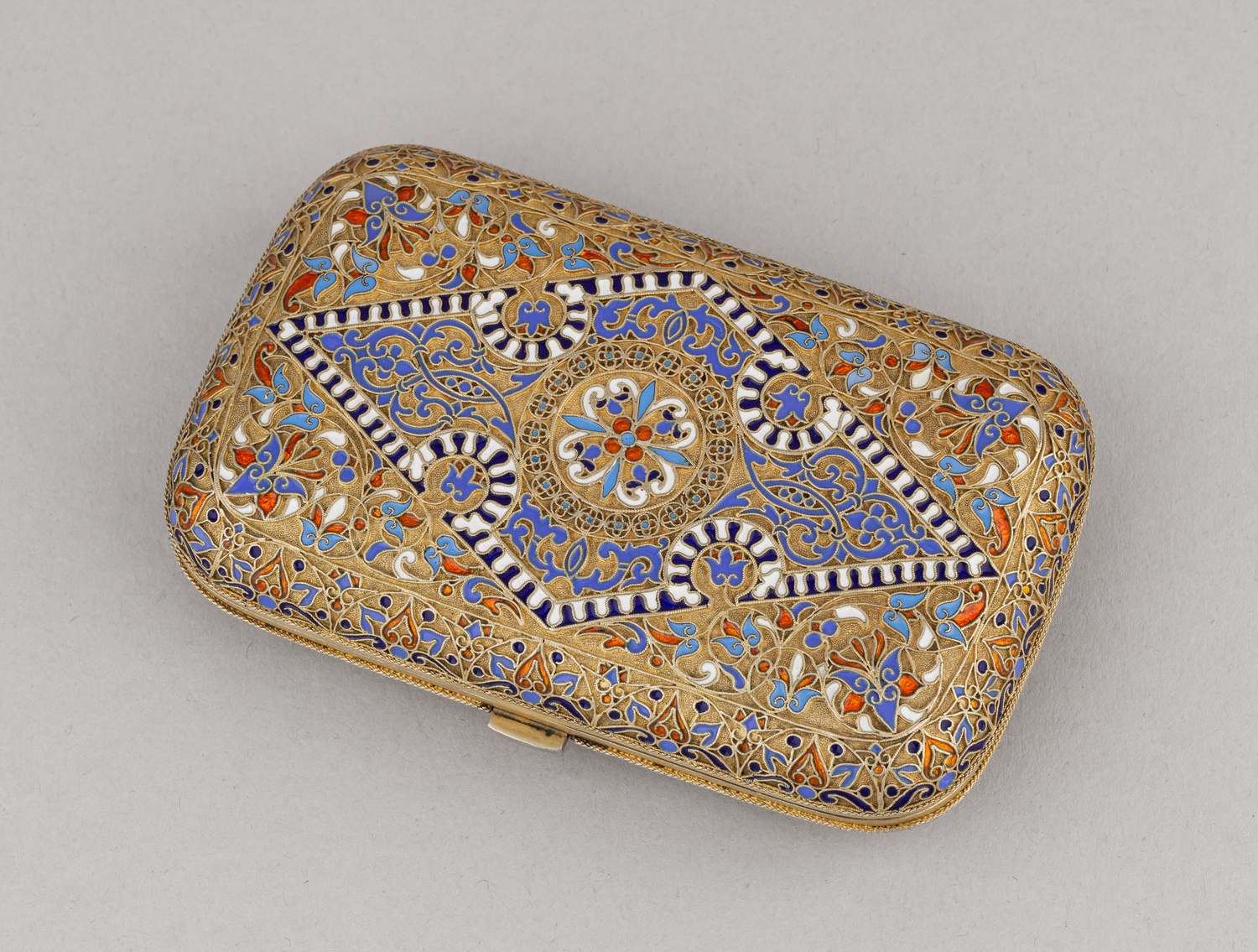 (Хлебников) Портсигар, декорированный эмалью по скани.
Россия, Москва, фирма поставщика Высочайшего Двора И. Хлебникова, 1875.