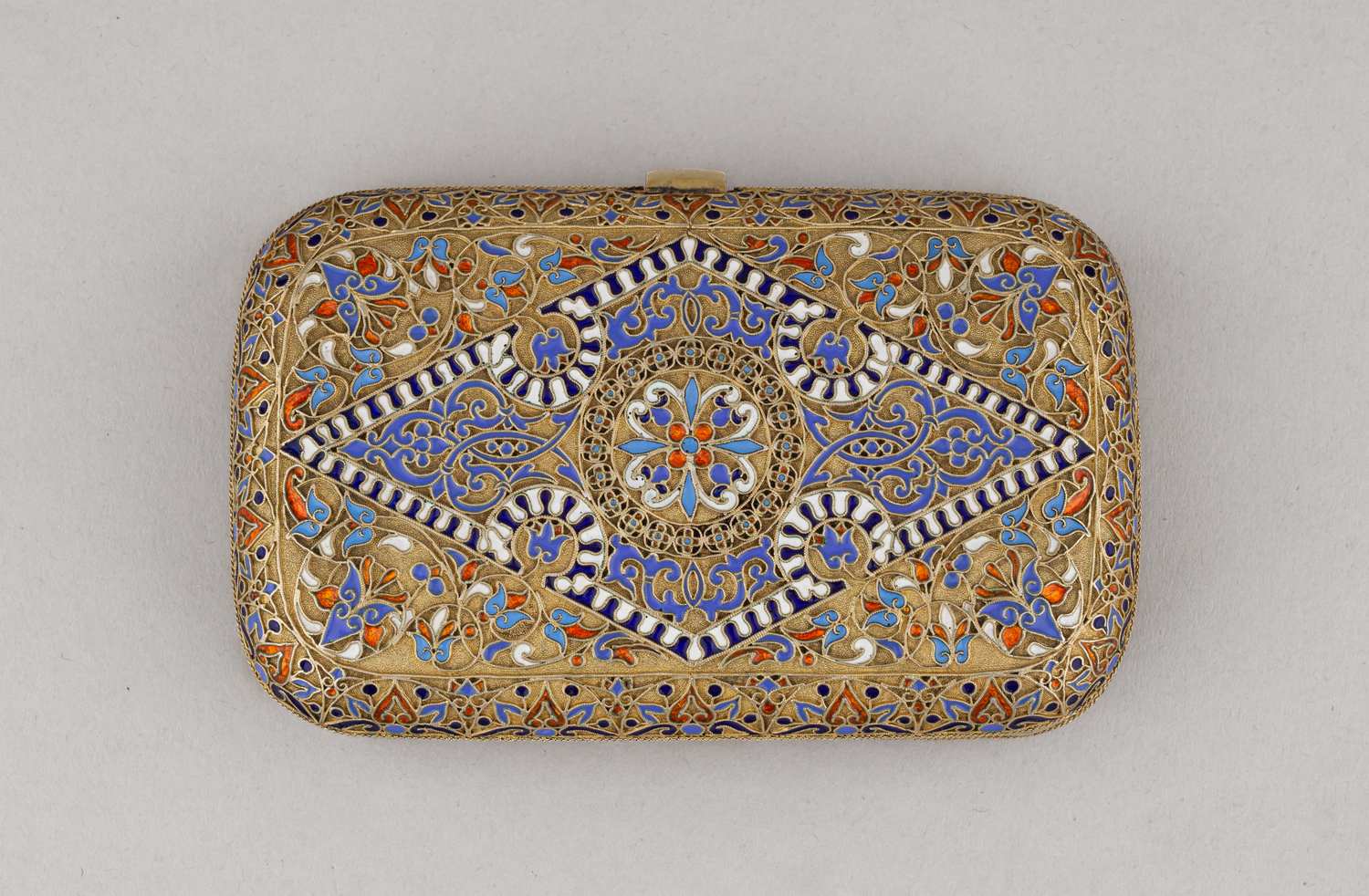 (Хлебников) Портсигар, декорированный эмалью по скани.
Россия, Москва, фирма поставщика Высочайшего Двора И. Хлебникова, 1875.