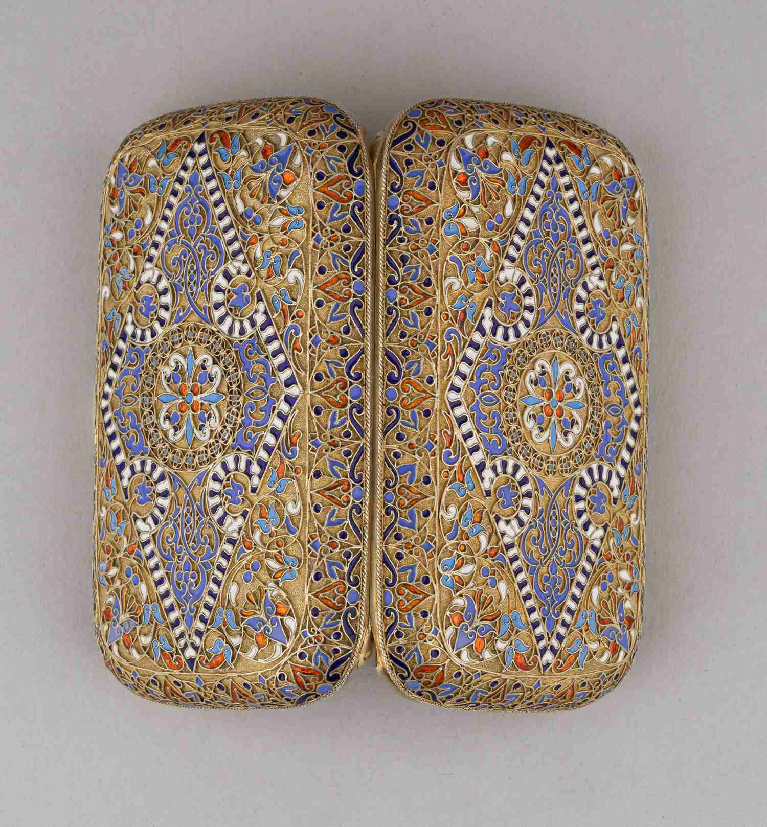 (Хлебников) Портсигар, декорированный эмалью по скани.
Россия, Москва, фирма поставщика Высочайшего Двора И. Хлебникова, 1875.