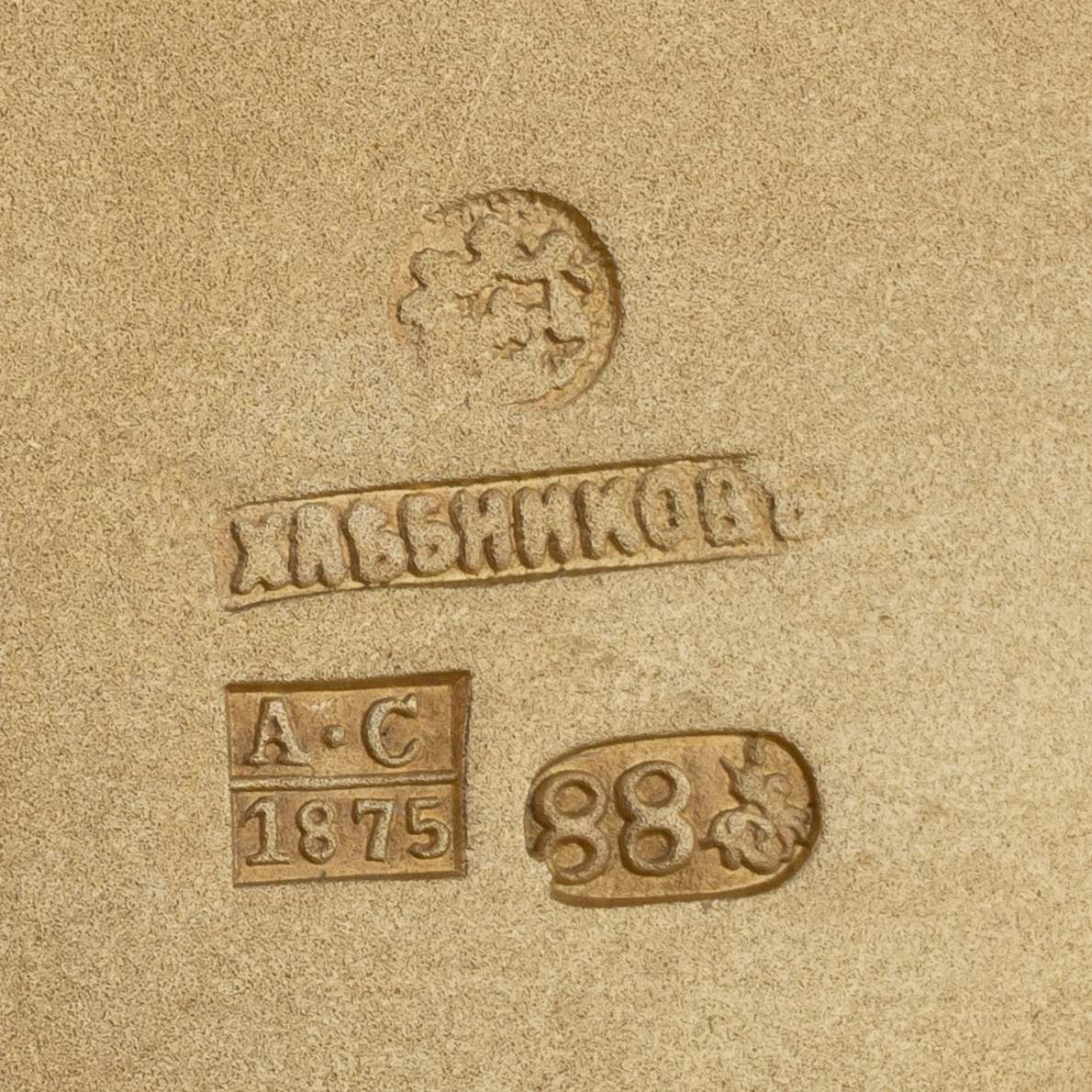 (Хлебников) Портсигар, декорированный эмалью по скани.
Россия, Москва, фирма поставщика Высочайшего Двора И. Хлебникова, 1875.