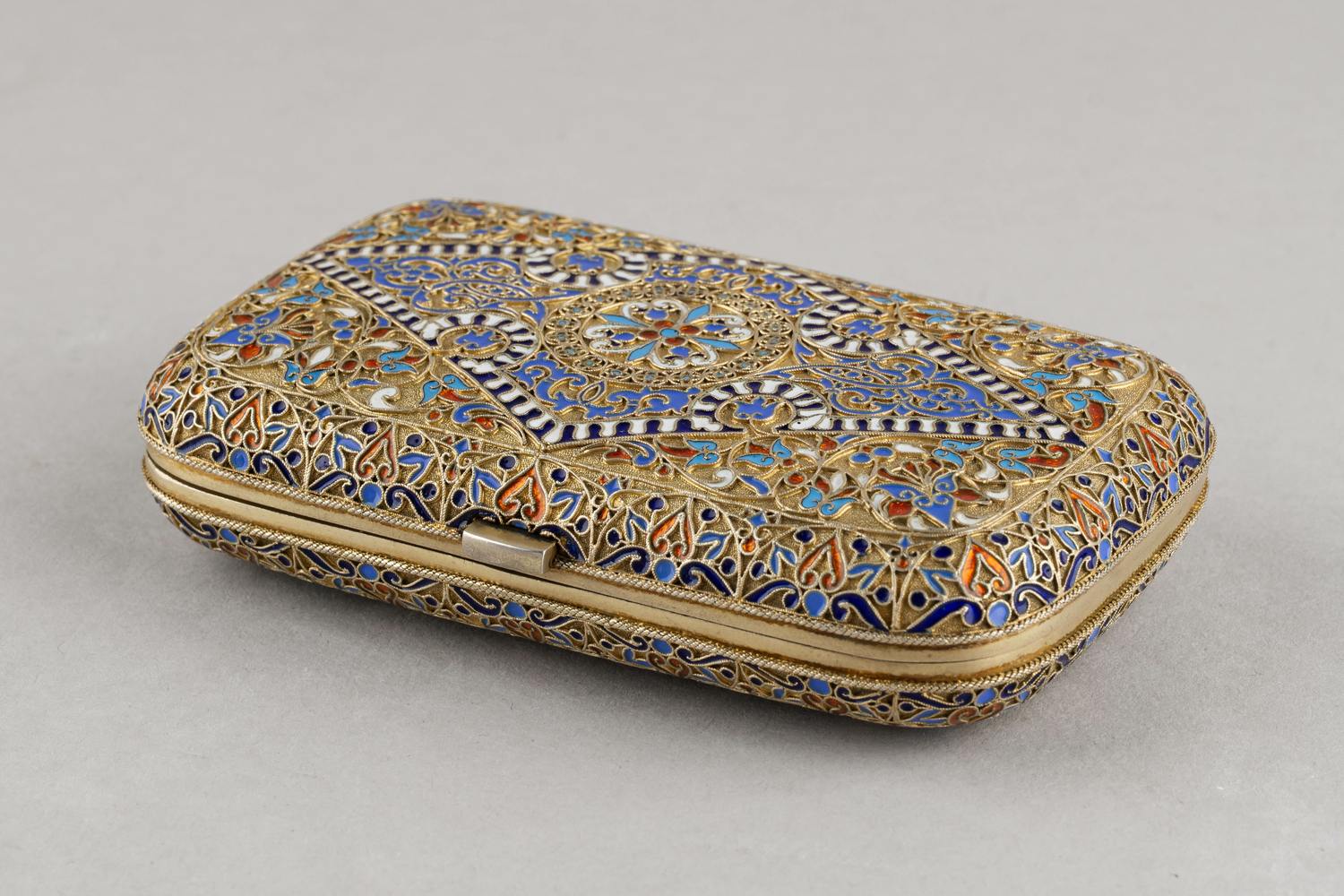 (Хлебников) Портсигар, декорированный эмалью по скани.
Россия, Москва, фирма поставщика Высочайшего Двора И. Хлебникова, 1875.