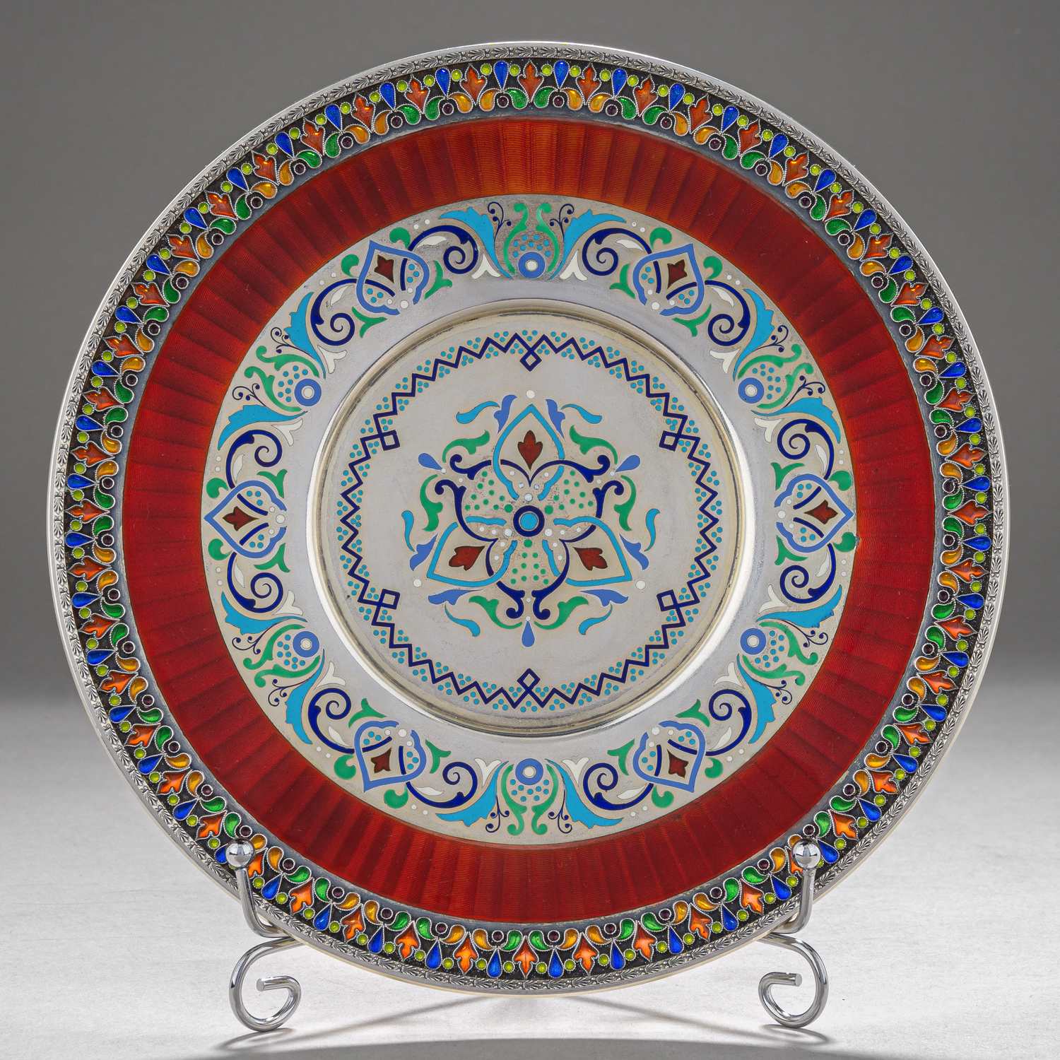 (Хлебников) Тарелка в русском стиле, декорированная эмалями.<br>Россия, Москва, фирма поставщика Высочайшего Двора И. Хлебникова, 1899–1908 годы.
