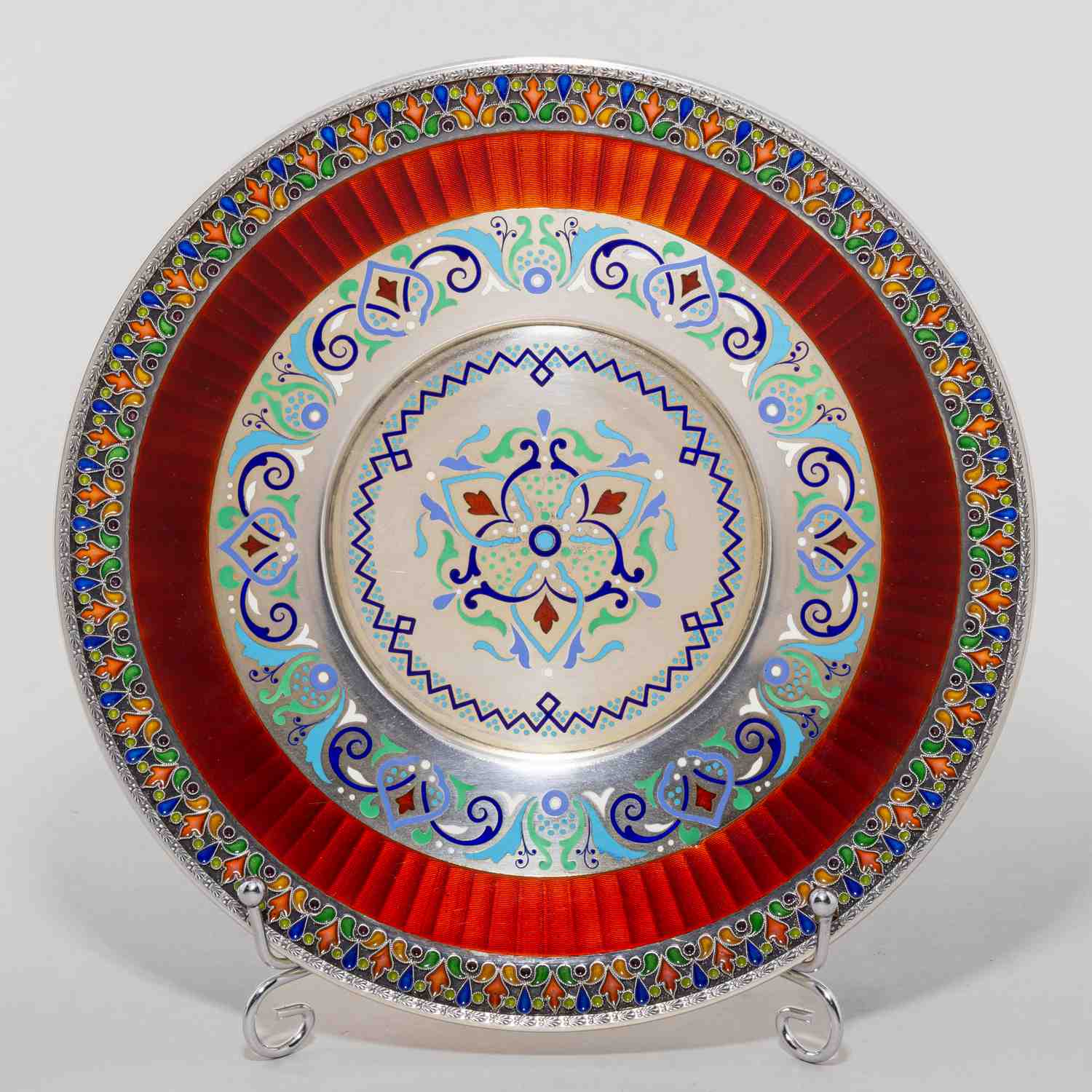 (Хлебников) Тарелка в русском стиле, декорированная эмалями.<br>Россия, Москва, фирма поставщика Высочайшего Двора И. Хлебникова, 1899–1908 годы.