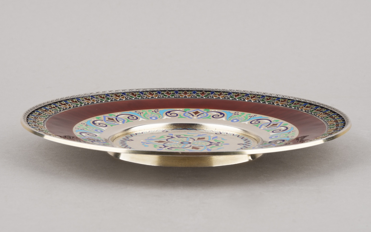 (Хлебников) Тарелка в русском стиле, декорированная эмалями.<br>Россия, Москва, фирма поставщика Высочайшего Двора И. Хлебникова, 1899–1908 годы.