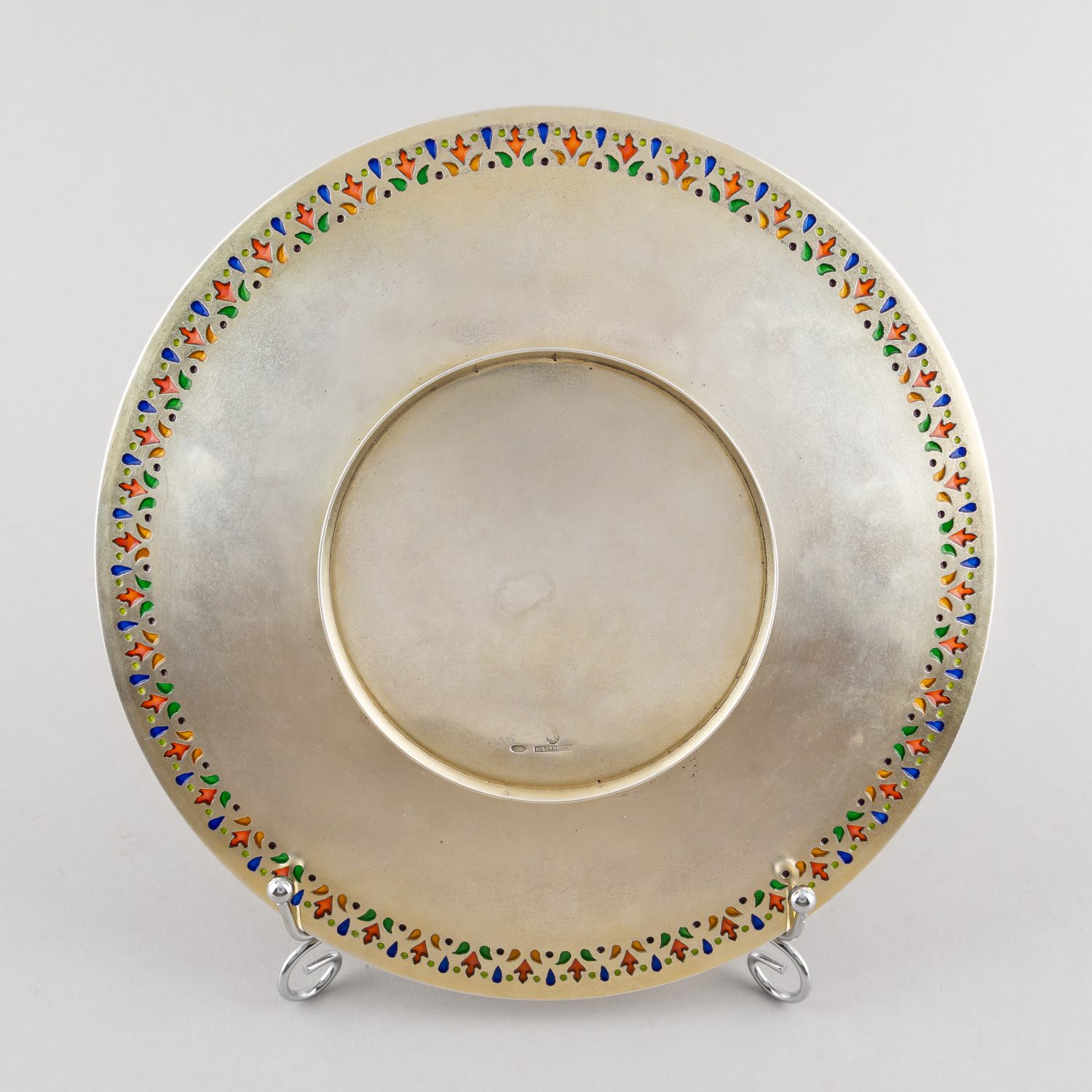 (Хлебников) Тарелка в русском стиле, декорированная эмалями.<br>Россия, Москва, фирма поставщика Высочайшего Двора И. Хлебникова, 1899–1908 годы.