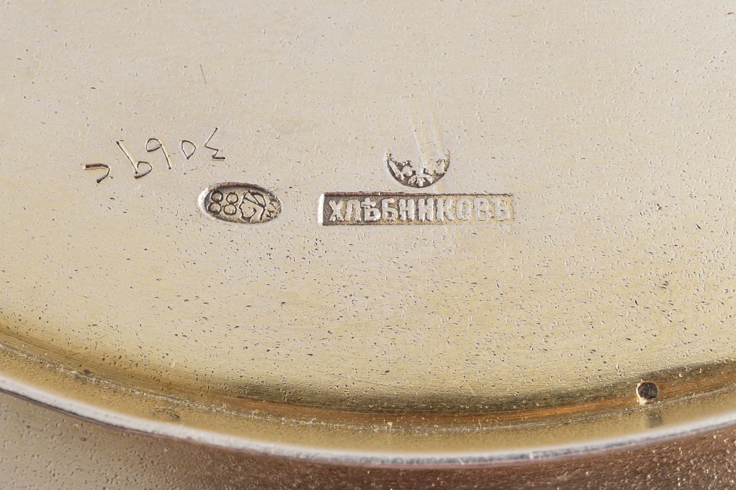 (Хлебников) Тарелка в русском стиле, декорированная эмалями.<br>Россия, Москва, фирма поставщика Высочайшего Двора И. Хлебникова, 1899–1908 годы.