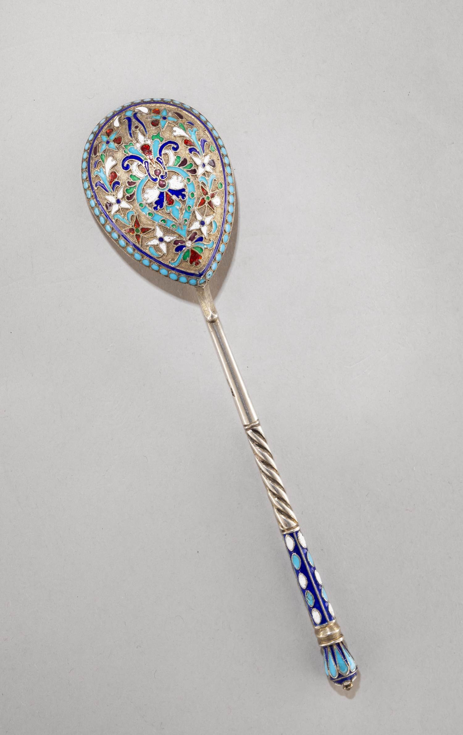 Ложка с эмалью по скани.<br>Россия, Москва, мастерская Зверева Н.Н., 1899–1908 годы.