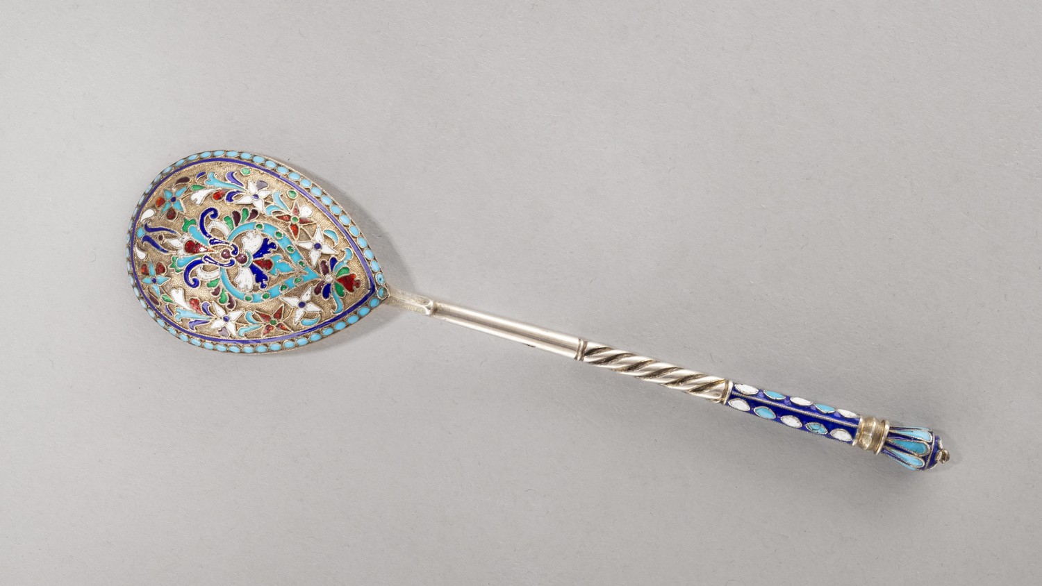 Ложка с эмалью по скани.<br>Россия, Москва, мастерская Зверева Н.Н., 1899–1908 годы.