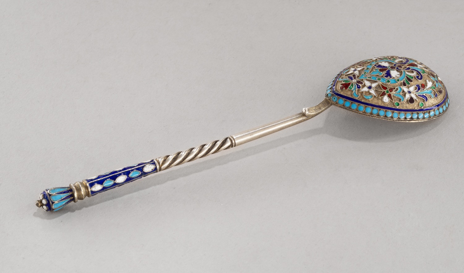 Ложка с эмалью по скани.<br>Россия, Москва, мастерская Зверева Н.Н., 1899–1908 годы.