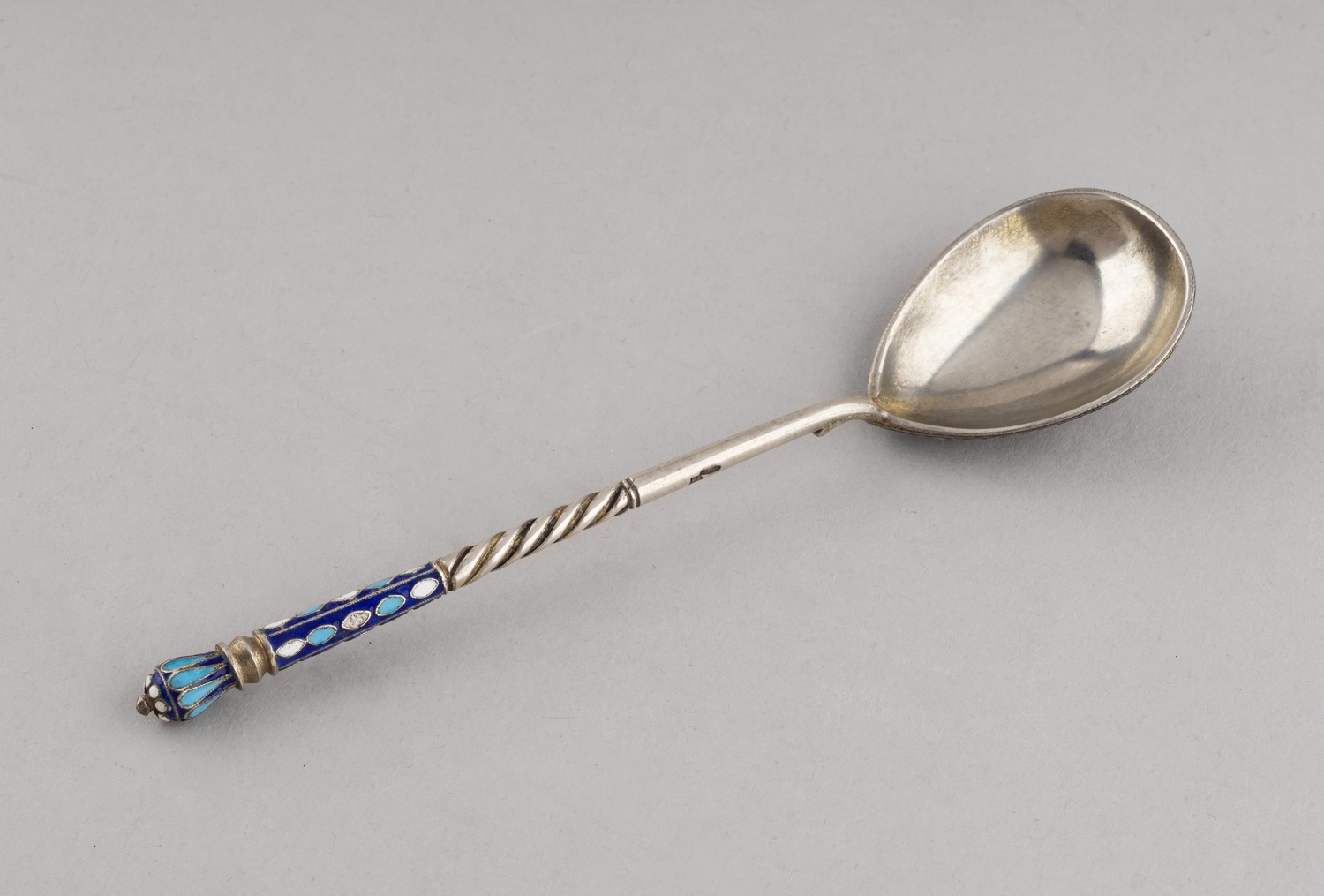 Ложка с эмалью по скани.<br>Россия, Москва, мастерская Зверева Н.Н., 1899–1908 годы.