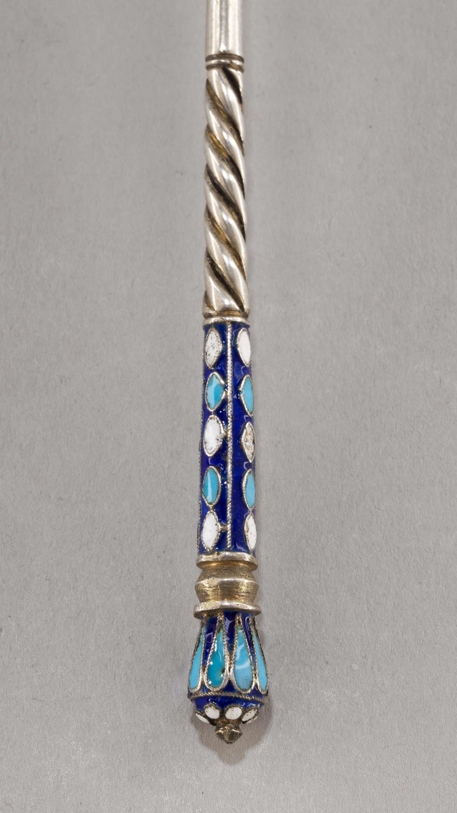 Ложка с эмалью по скани.<br>Россия, Москва, мастерская Зверева Н.Н., 1899–1908 годы.