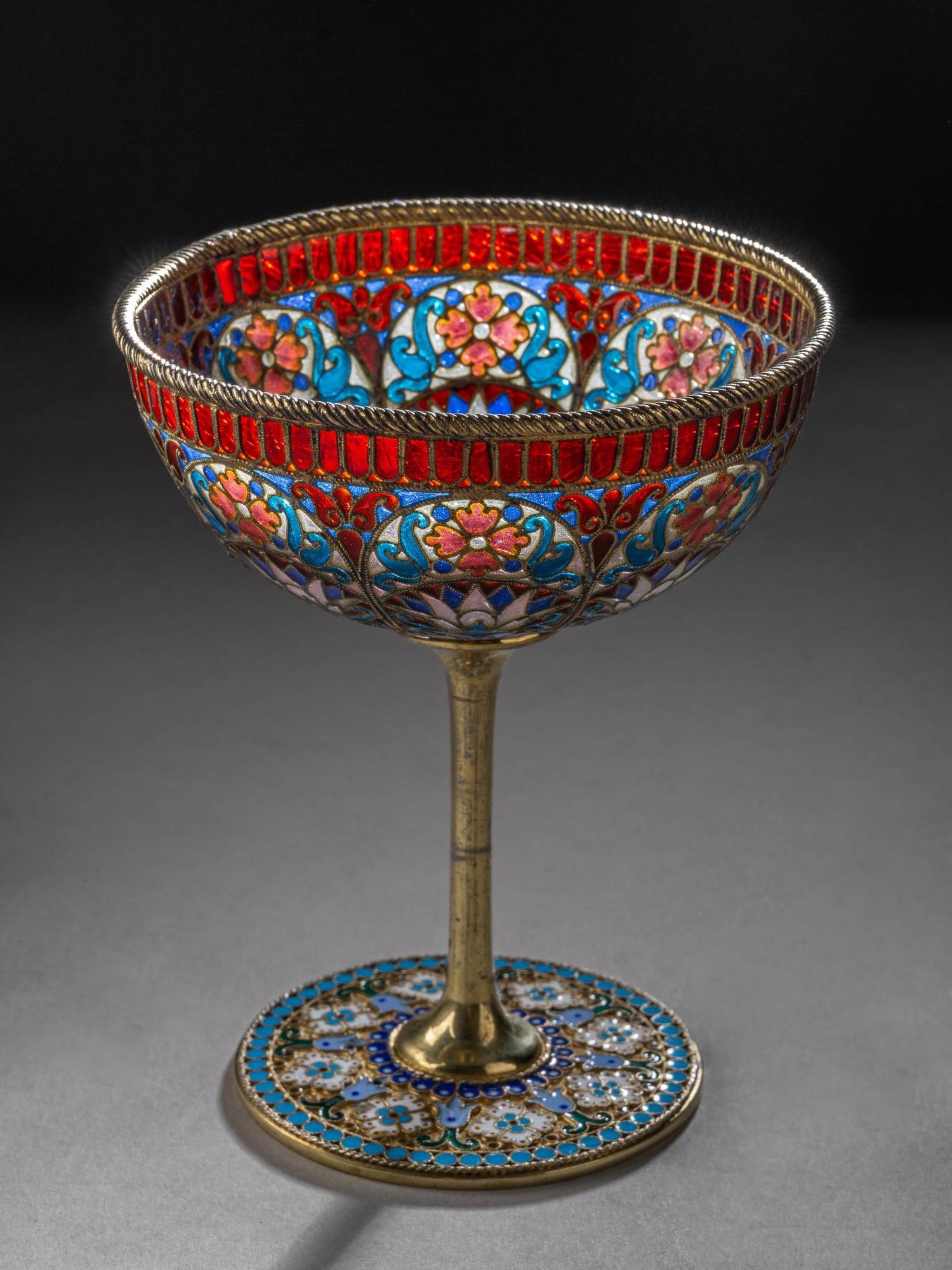 (Овчинников) Бокал витражный с перегородчатой эмалью на основании. Россия, Санкт-Петербург, Фирма поставщика Императорского двора П. Овчинникова. Конец XIX века.