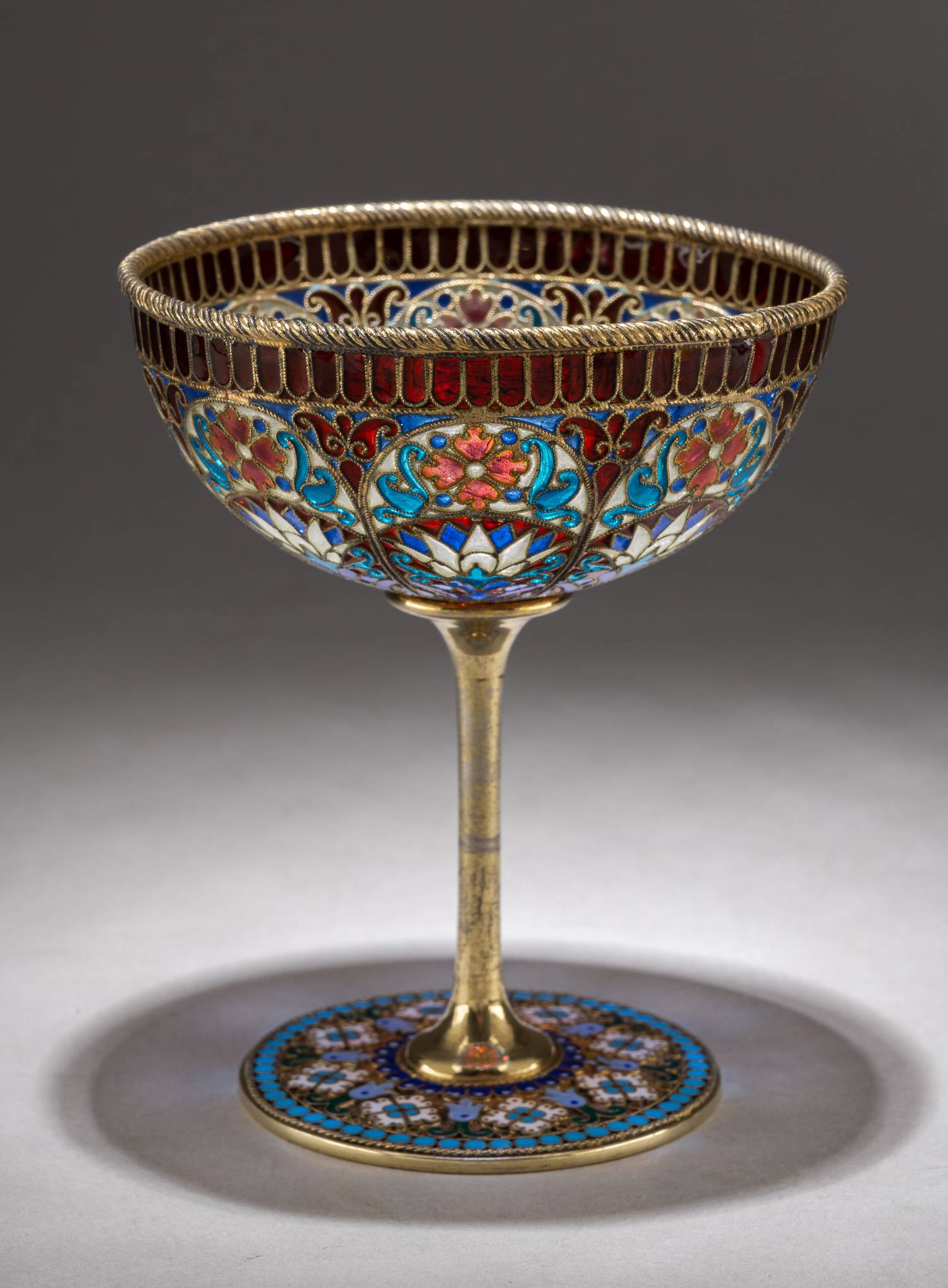 (Овчинников) Бокал витражный с перегородчатой эмалью на основании. Россия, Санкт-Петербург, Фирма поставщика Императорского двора П. Овчинникова. Конец XIX века.