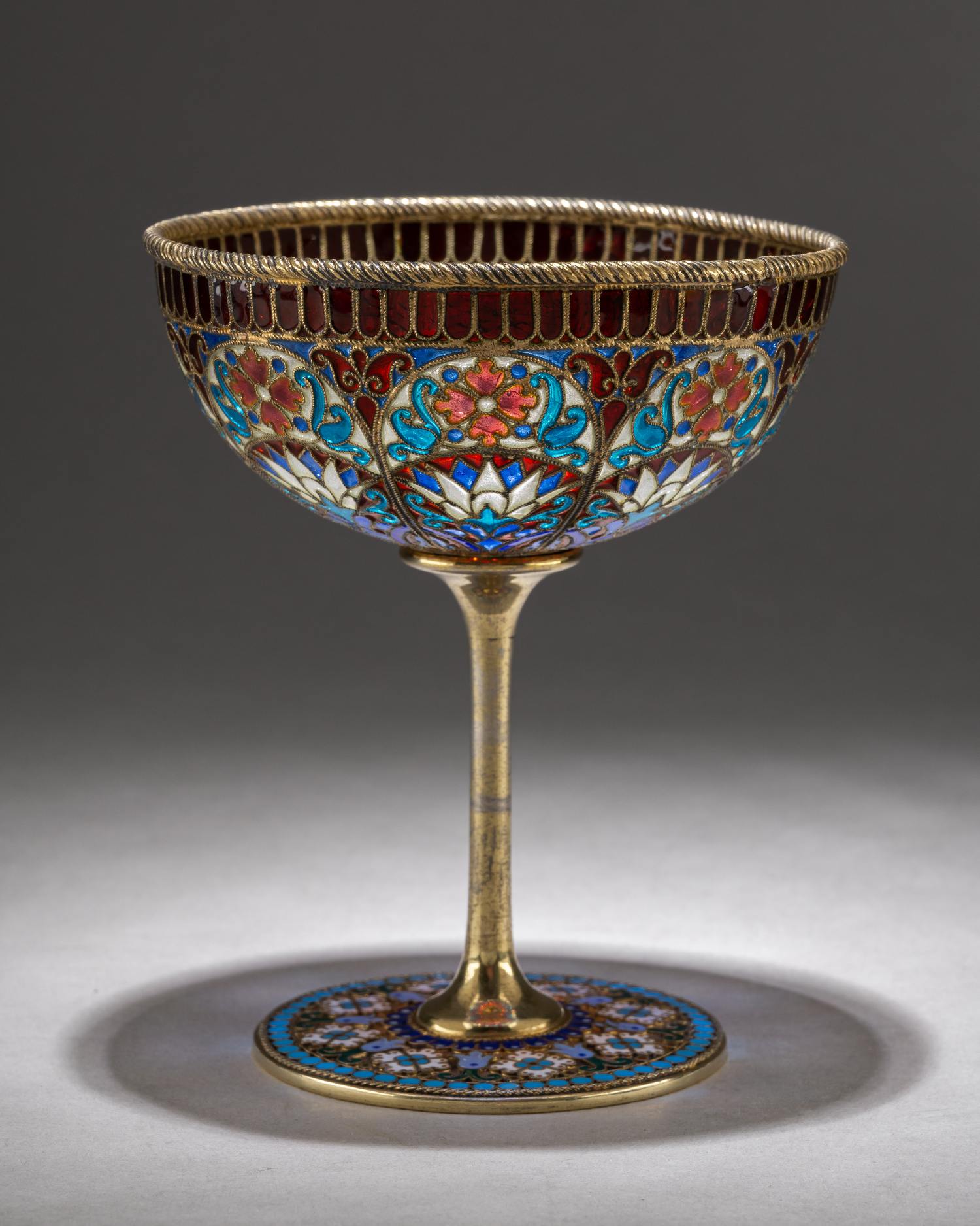 (Овчинников) Бокал витражный с перегородчатой эмалью на основании. Россия, Санкт-Петербург, Фирма поставщика Императорского двора П. Овчинникова. Конец XIX века.