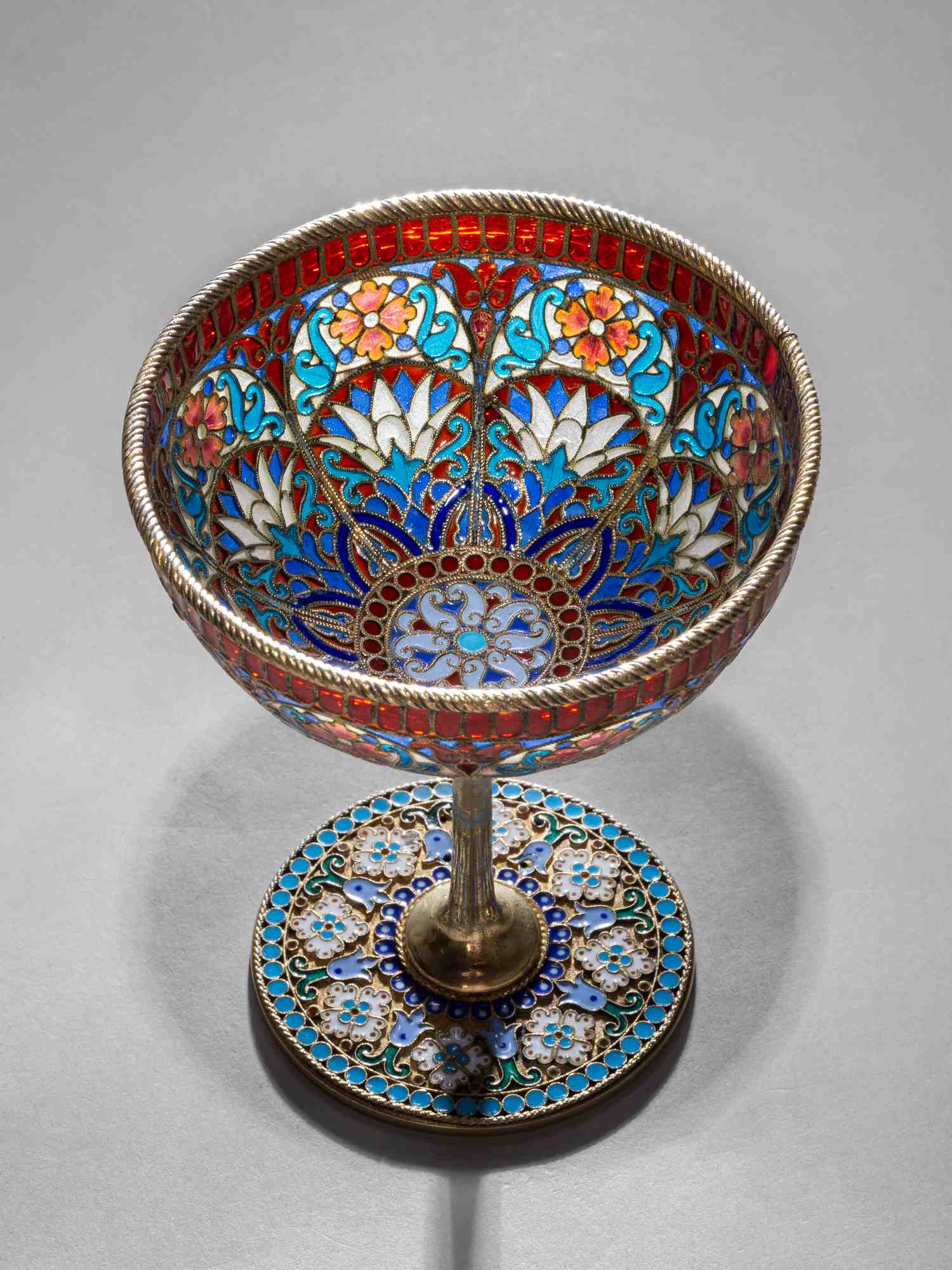 (Овчинников) Бокал витражный с перегородчатой эмалью на основании. Россия, Санкт-Петербург, Фирма поставщика Императорского двора П. Овчинникова. Конец XIX века.