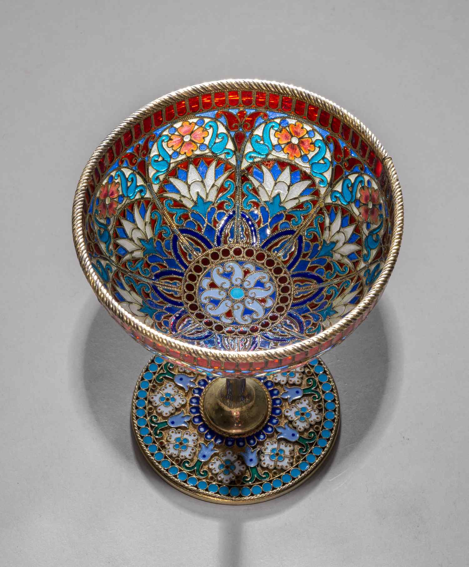 (Овчинников) Бокал витражный с перегородчатой эмалью на основании. Россия, Санкт-Петербург, Фирма поставщика Императорского двора П. Овчинникова. Конец XIX века.