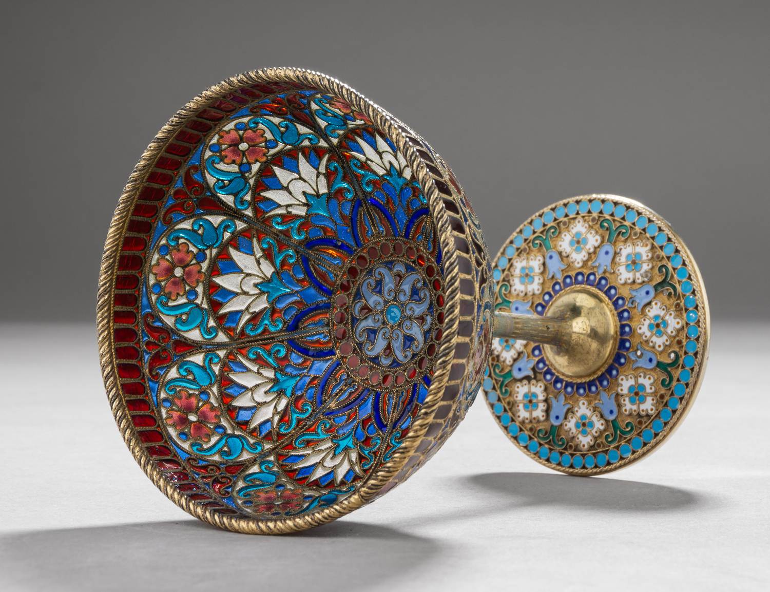 (Овчинников) Бокал витражный с перегородчатой эмалью на основании. Россия, Санкт-Петербург, Фирма поставщика Императорского двора П. Овчинникова. Конец XIX века.