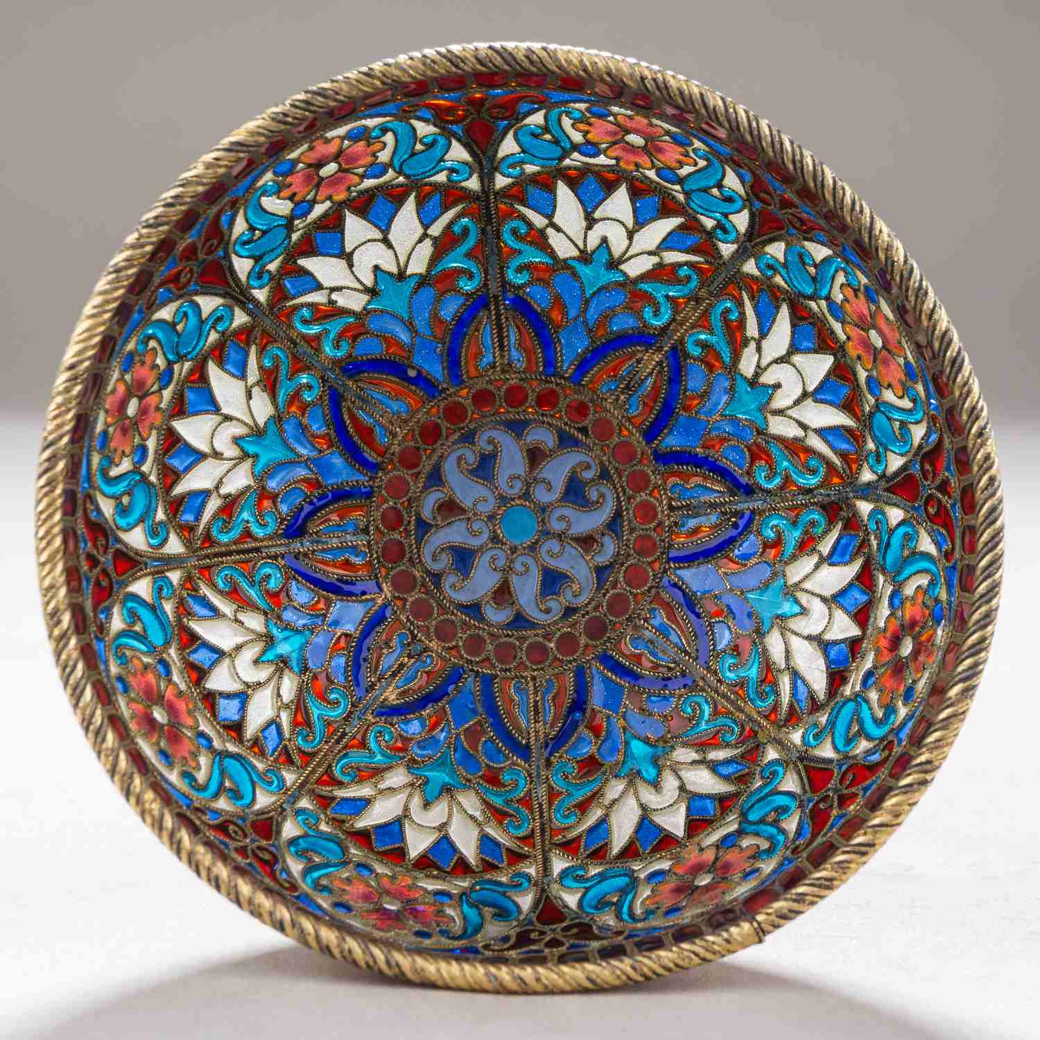 (Овчинников) Бокал витражный с перегородчатой эмалью на основании. Россия, Санкт-Петербург, Фирма поставщика Императорского двора П. Овчинникова. Конец XIX века.