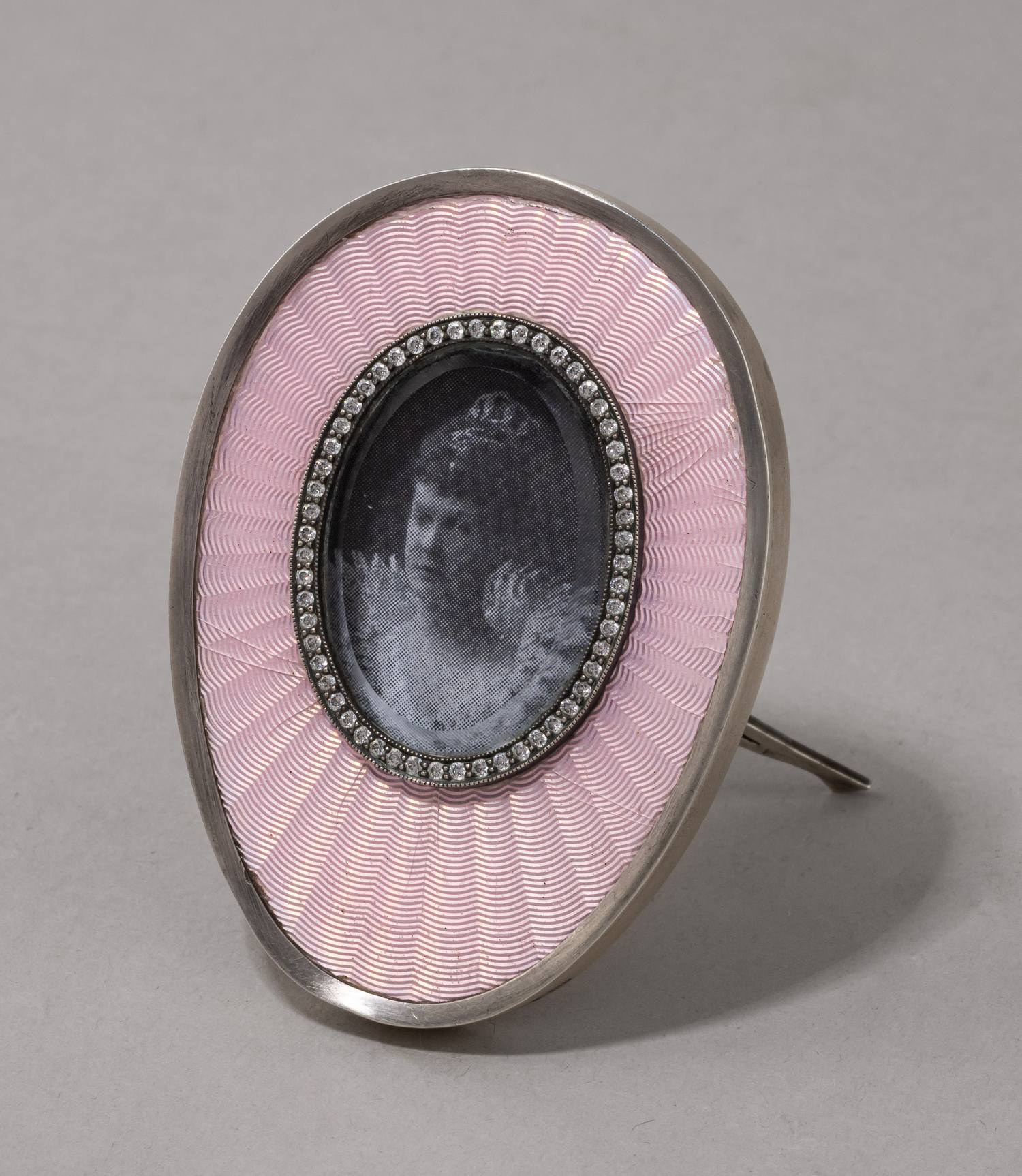 Рамочка в форме яйца с розовой гильошированной эмалью и инкрустацией камнями. Россия, Санкт-Петербург, 1908–1917 годы.