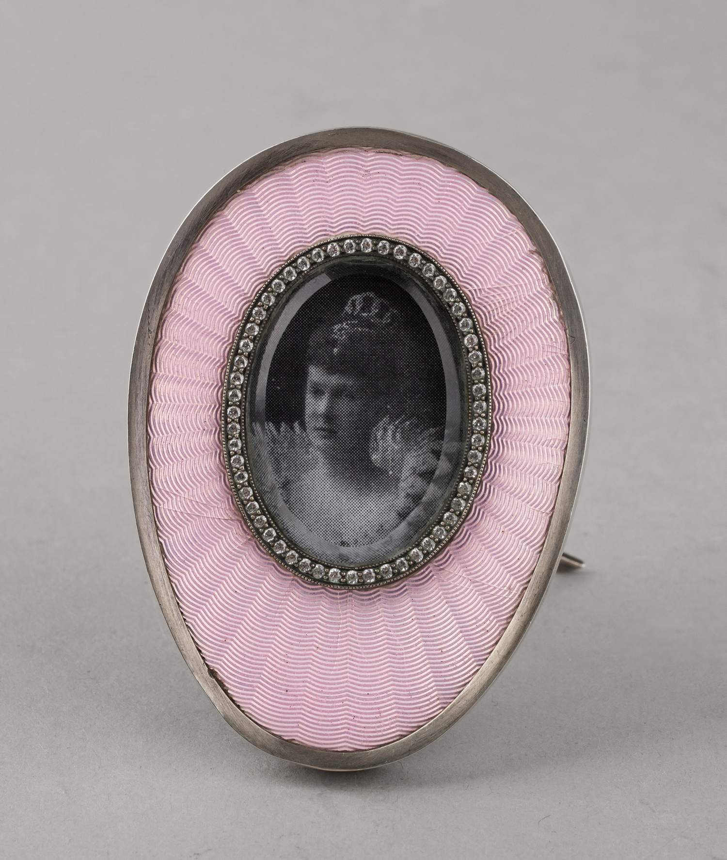 Рамочка в форме яйца с розовой гильошированной эмалью и инкрустацией камнями. Россия, Санкт-Петербург, 1908–1917 годы.