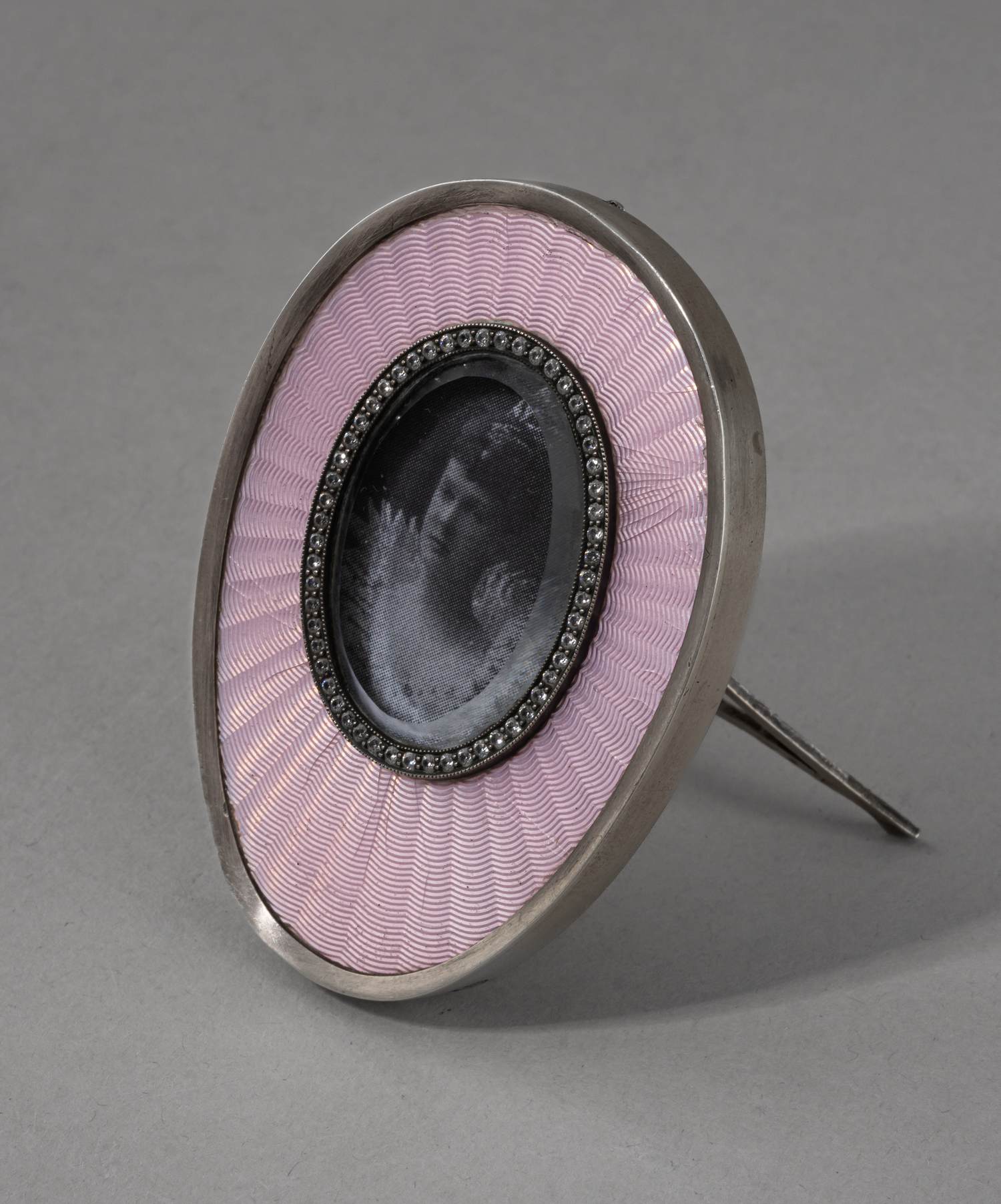 Рамочка в форме яйца с розовой гильошированной эмалью и инкрустацией камнями. Россия, Санкт-Петербург, 1908–1917 годы.