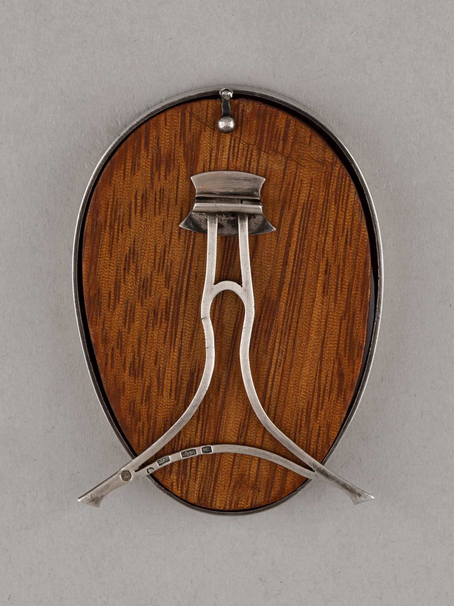 Рамочка в форме яйца с розовой гильошированной эмалью и инкрустацией камнями. Россия, Санкт-Петербург, 1908–1917 годы.