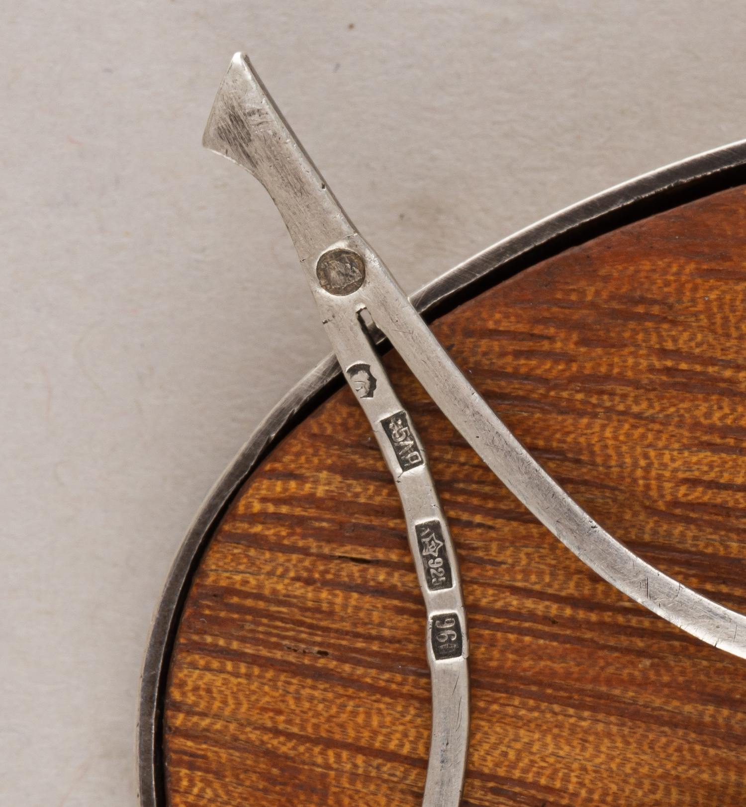 Рамочка в форме яйца с розовой гильошированной эмалью и инкрустацией камнями. Россия, Санкт-Петербург, 1908–1917 годы.