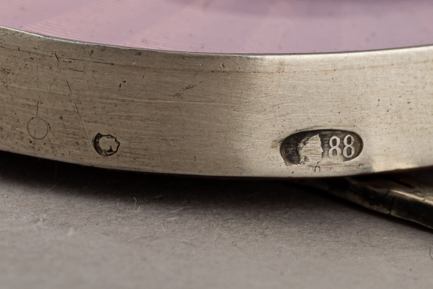 Рамочка в форме яйца с розовой гильошированной эмалью и инкрустацией камнями. Россия, Санкт-Петербург, 1908–1917 годы.