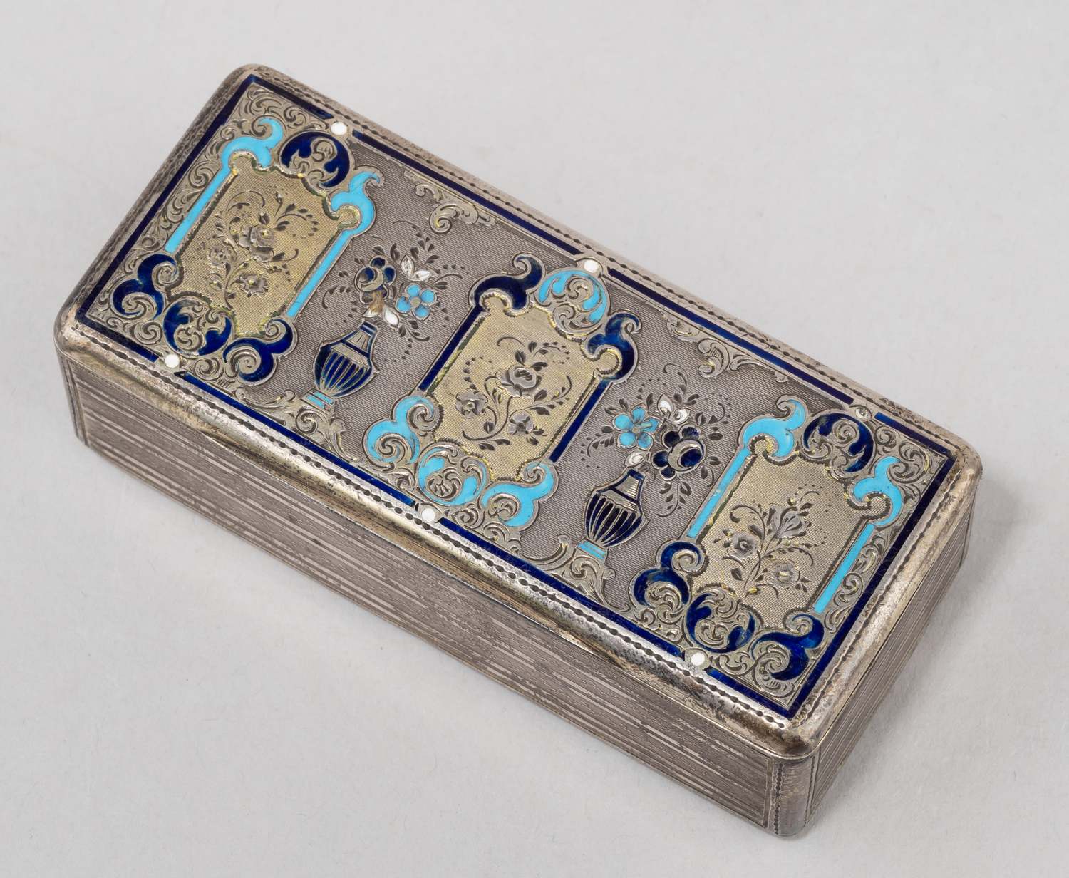 Табакерка декорированная флоральными мотивами, синей и голубой эмалями. Франция для России. Франция, XIX век.