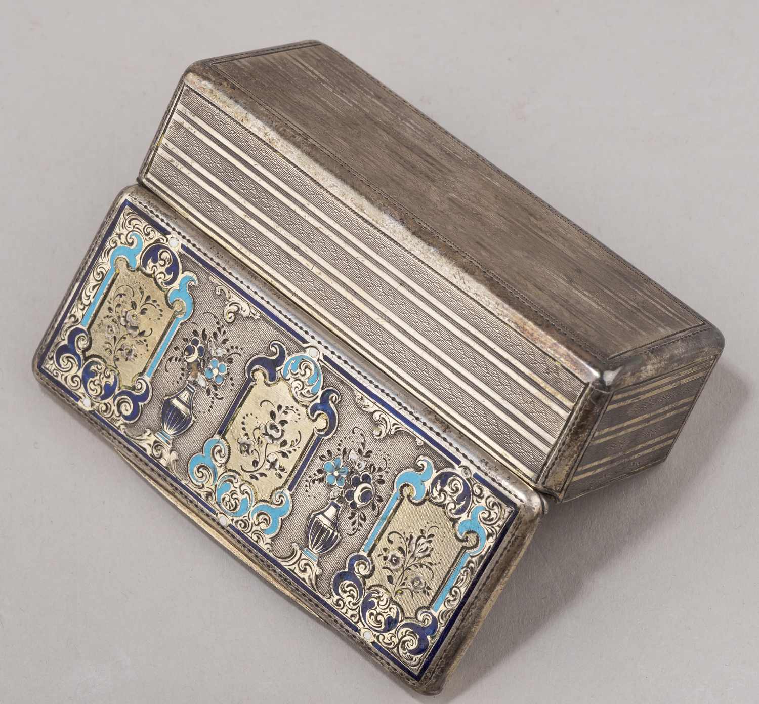 Табакерка декорированная флоральными мотивами, синей и голубой эмалями. Франция для России. Франция, XIX век.