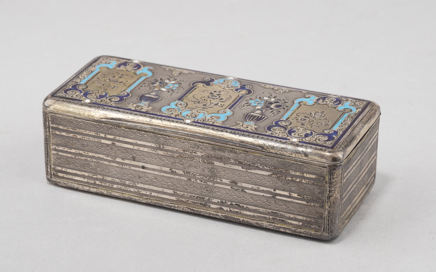 Табакерка декорированная флоральными мотивами, синей и голубой эмалями. Франция для России. Франция, XIX век.