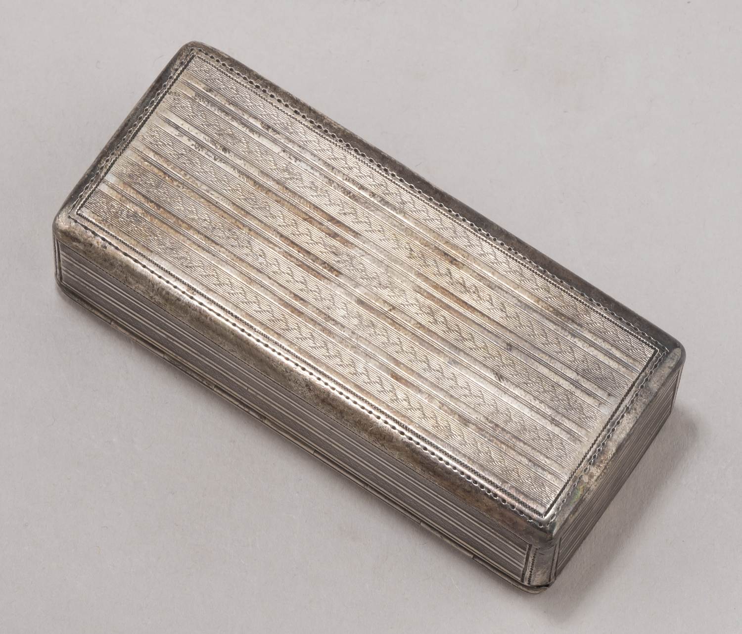 Табакерка декорированная флоральными мотивами, синей и голубой эмалями. Франция для России. Франция, XIX век.