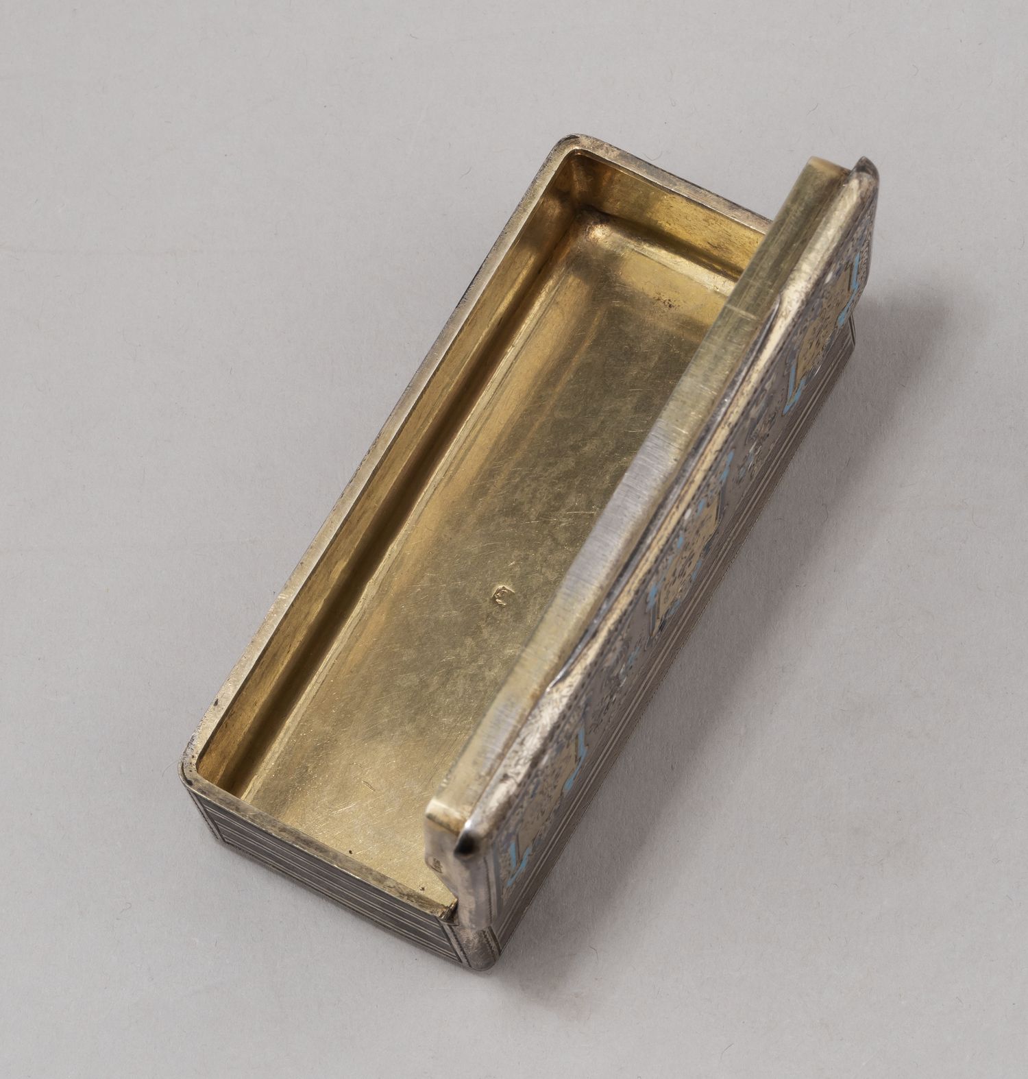 Табакерка декорированная флоральными мотивами, синей и голубой эмалями. Франция для России. Франция, XIX век.