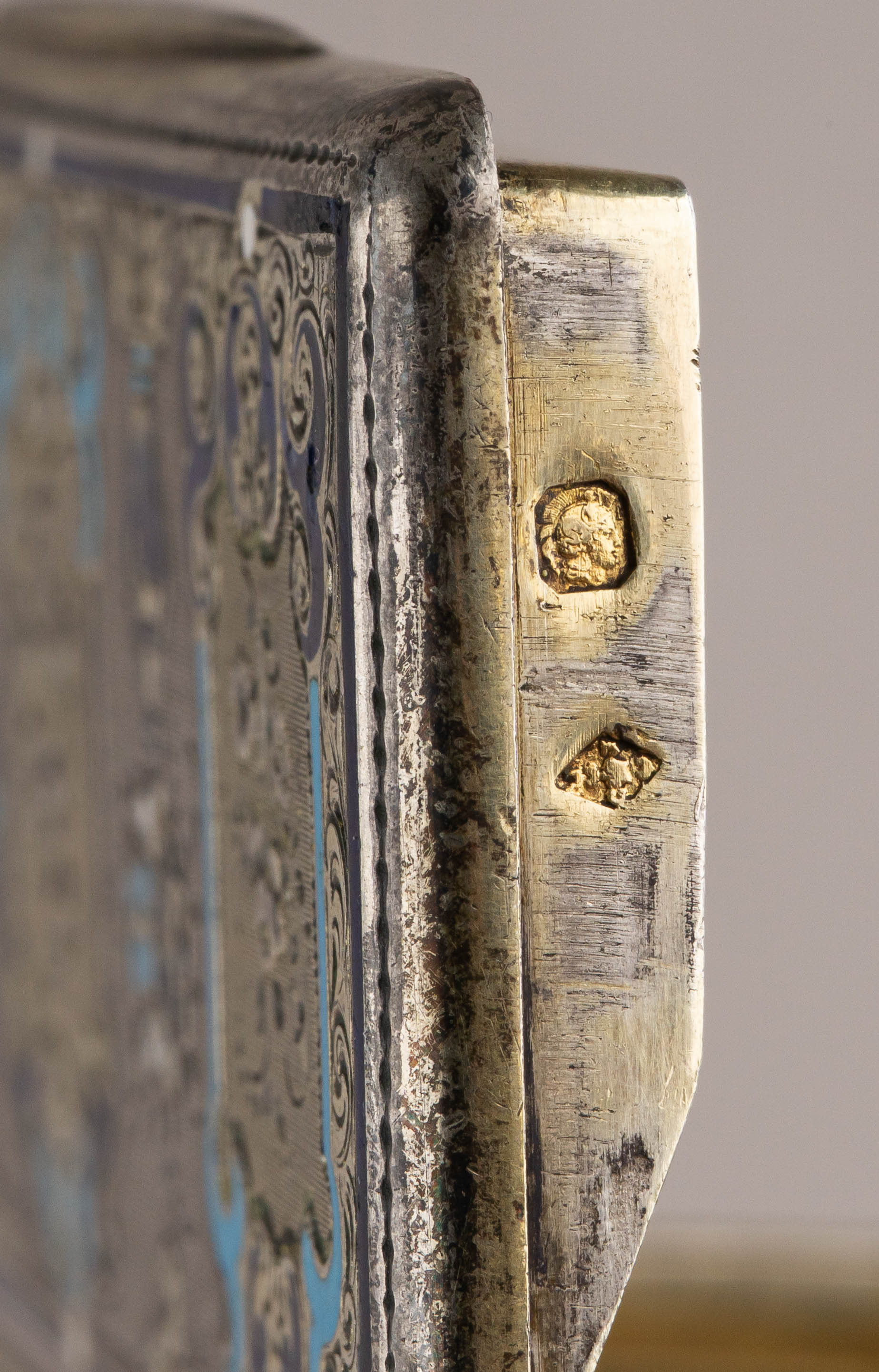 Табакерка декорированная флоральными мотивами, синей и голубой эмалями. Франция для России. Франция, XIX век.