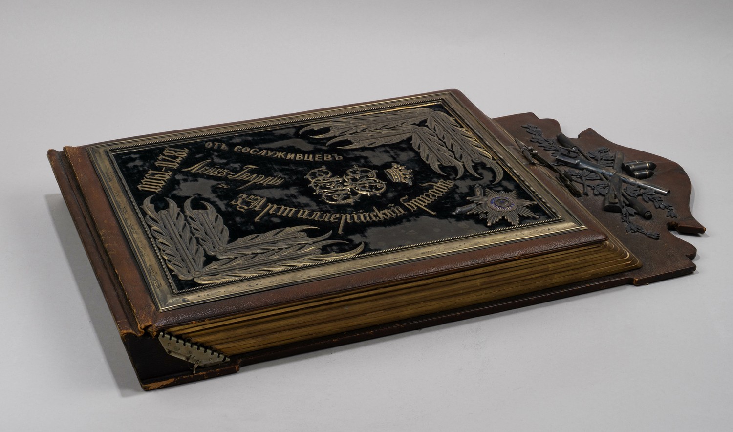 (Лейб-гвардии 3-я Артиллерийская бригада. Орден Святого апостола Андрея Первозванного)  Подносной альбом для фотографий с дарственной  «От сослуживцев лейб-гвардии по 3-й Артиллерийской бригаде 1870–1900».
 Санкт-Петербург, мастерская по производству серебрянно-чеканных изделий А.С. Брагина,  1900 год.